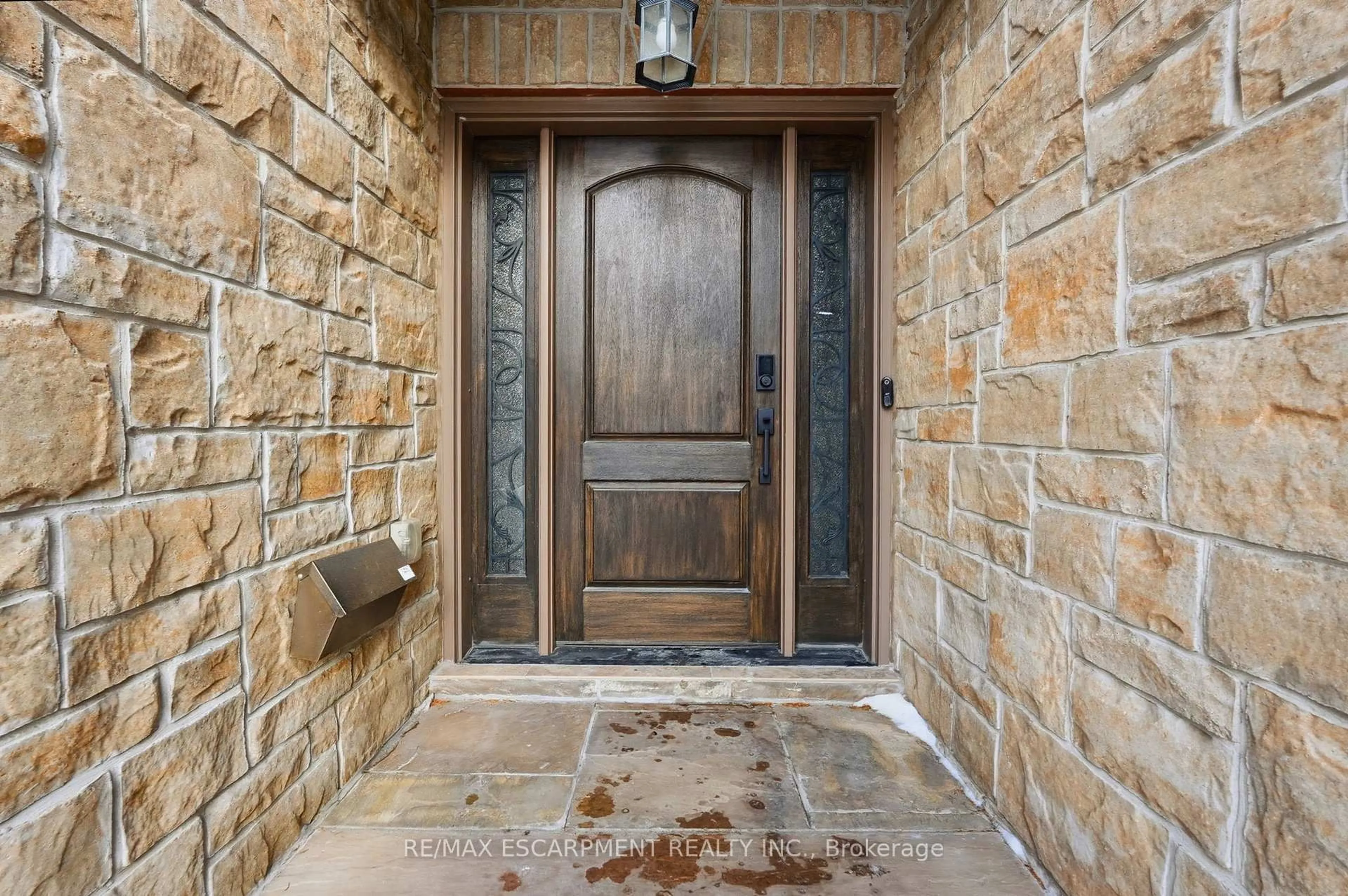 Indoor entryway for 1159 Alexandra Ave, Mississauga Ontario L5E 2A4