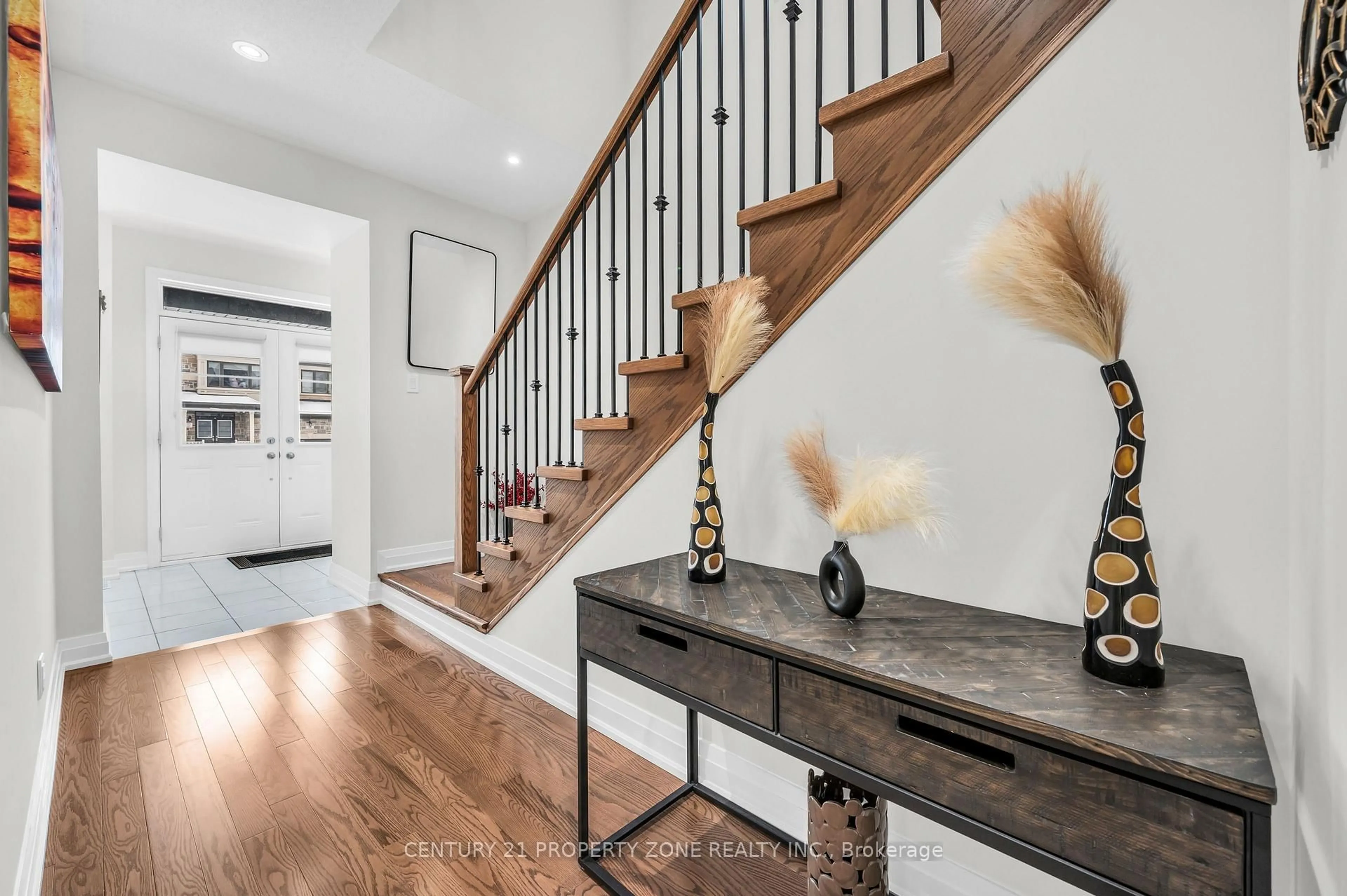 Indoor entryway for 12 Trellanock Rd, Brampton Ontario L6Y 0E4