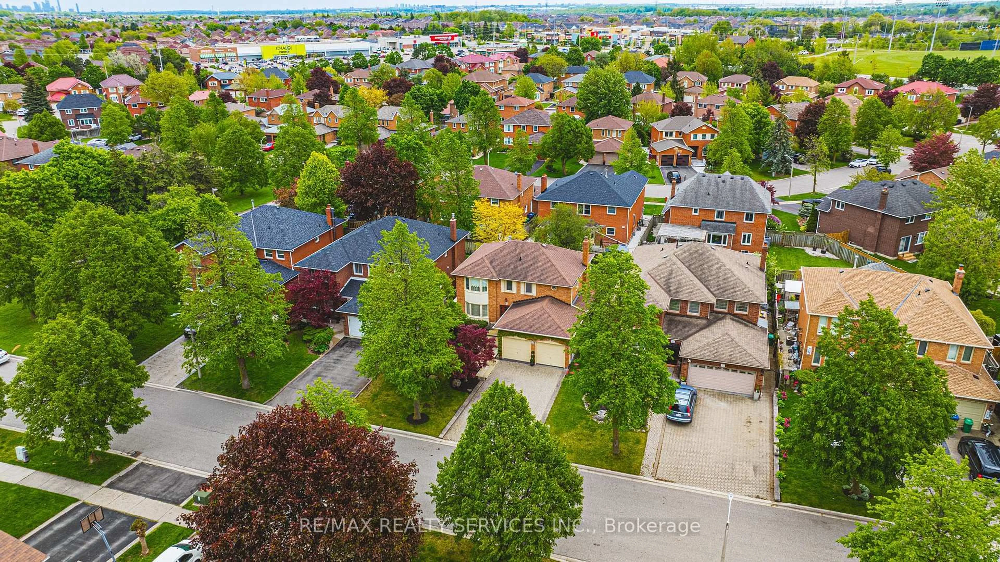 A pic from outside/outdoor area/front of a property/back of a property/a pic from drone, street for 17 Cox Cres, Brampton Ontario L6X 3G8