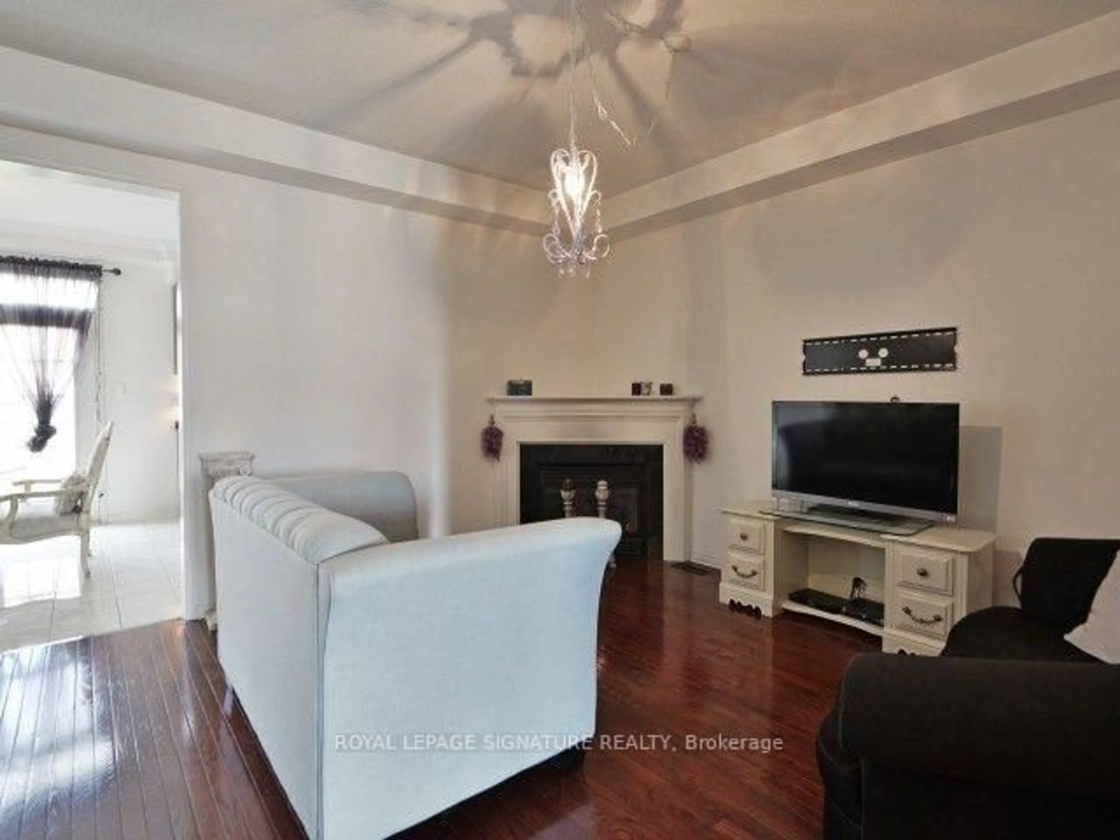 Living room with furniture, unknown for 67 Breton Ave, Mississauga Ontario L4Z 4K2