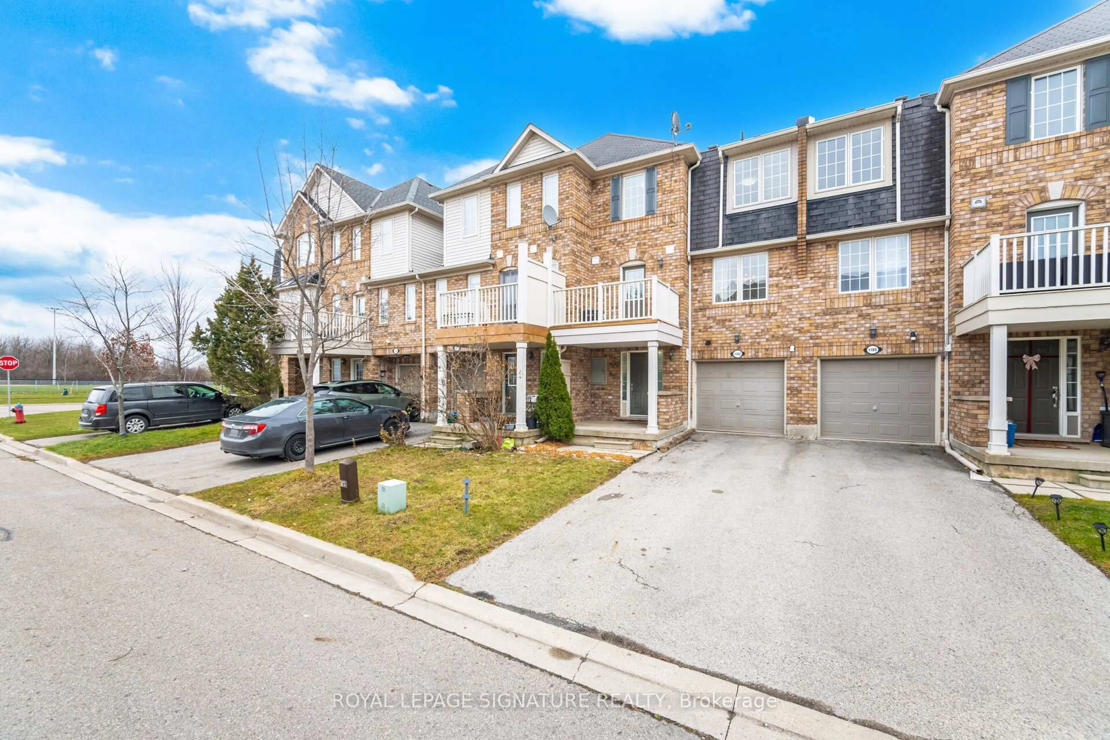 A pic from outside/outdoor area/front of a property/back of a property/a pic from drone, street for 1182 Barnard Dr, Milton Ontario L9T 6R4