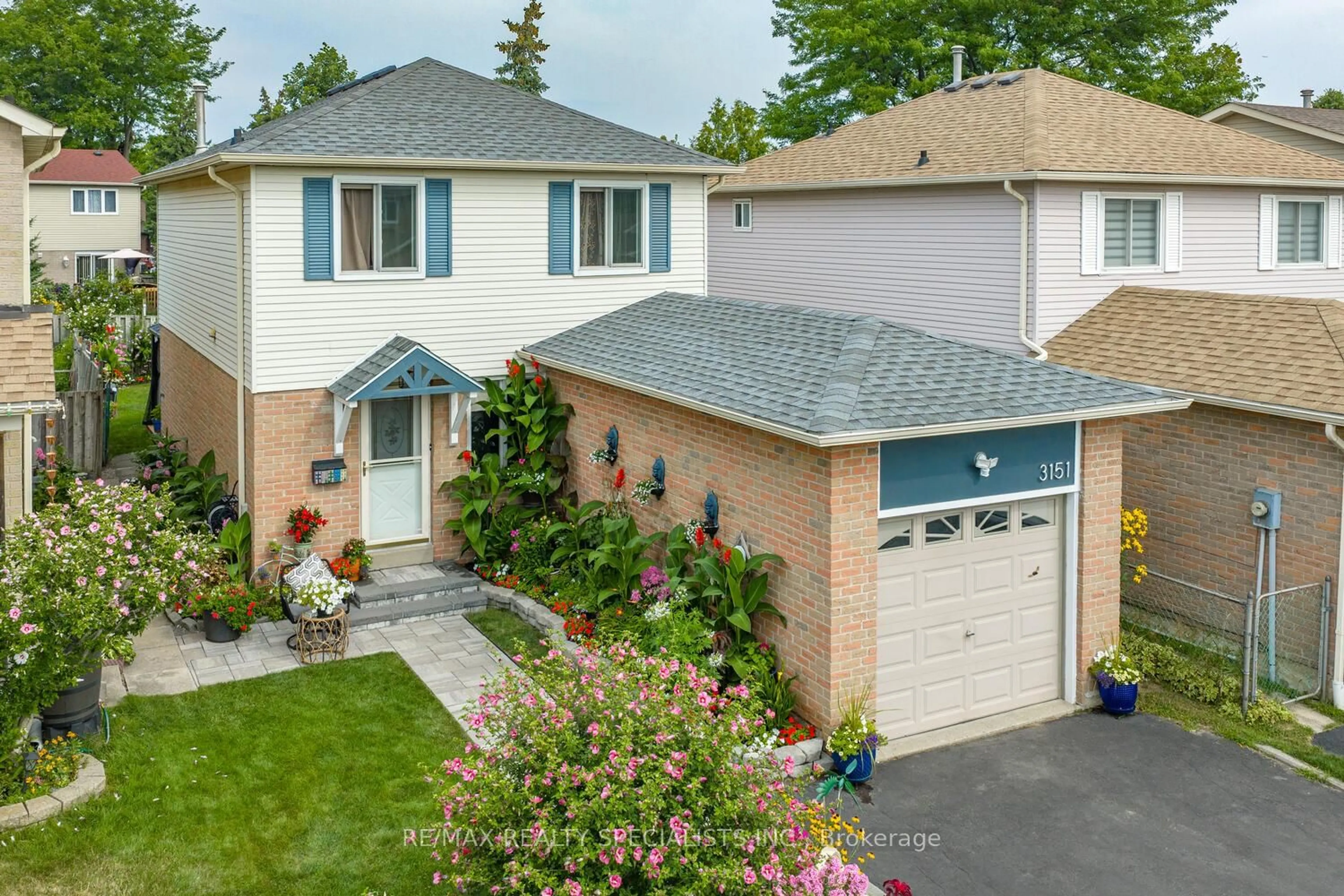 A pic from outside/outdoor area/front of a property/back of a property/a pic from drone, street for 3151 McCarron Cres, Mississauga Ontario L5N 3H4