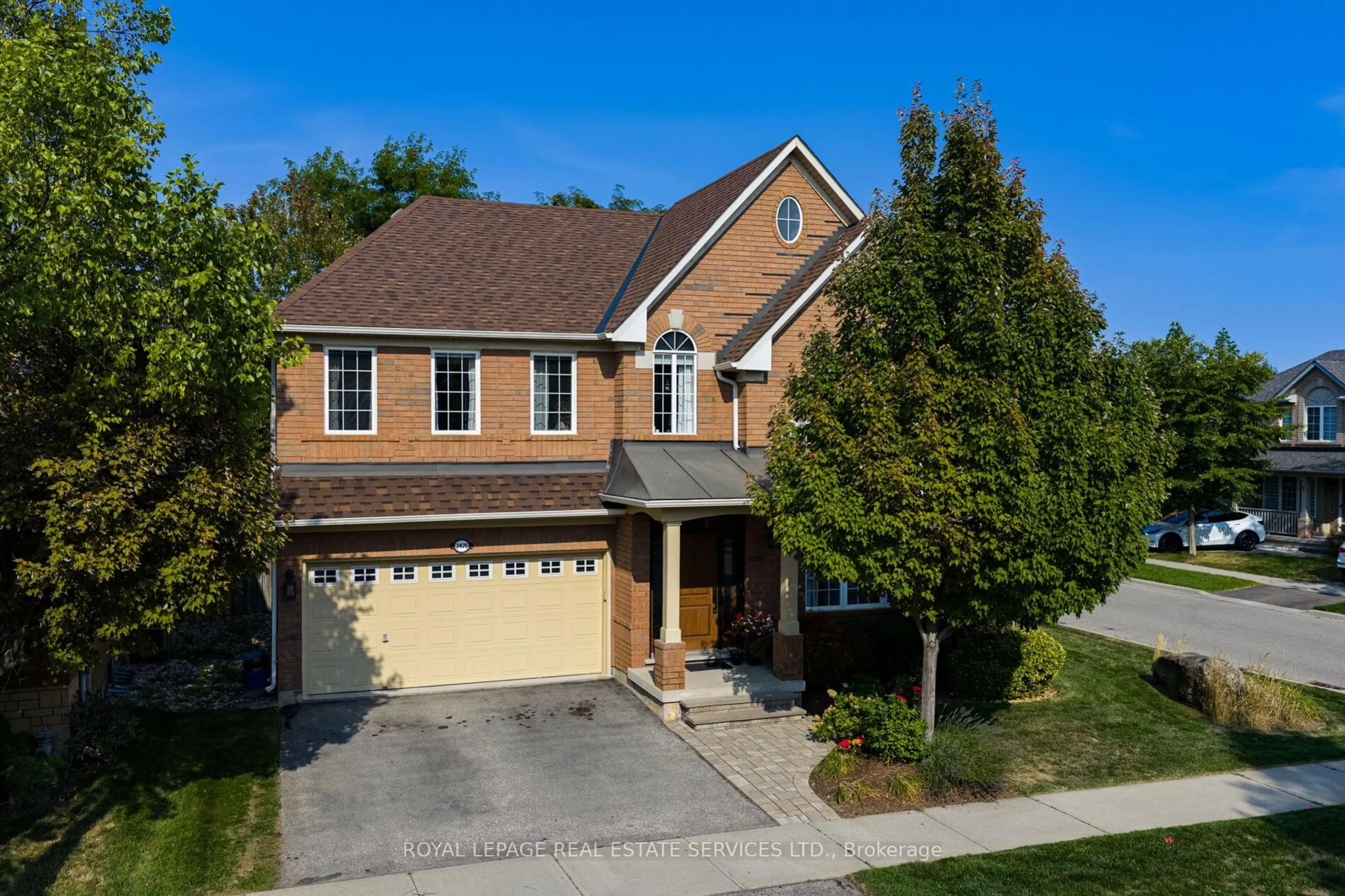 A pic from outside/outdoor area/front of a property/back of a property/a pic from drone, street for 2475 Oakhaven Dr, Oakville Ontario L6M 4B7