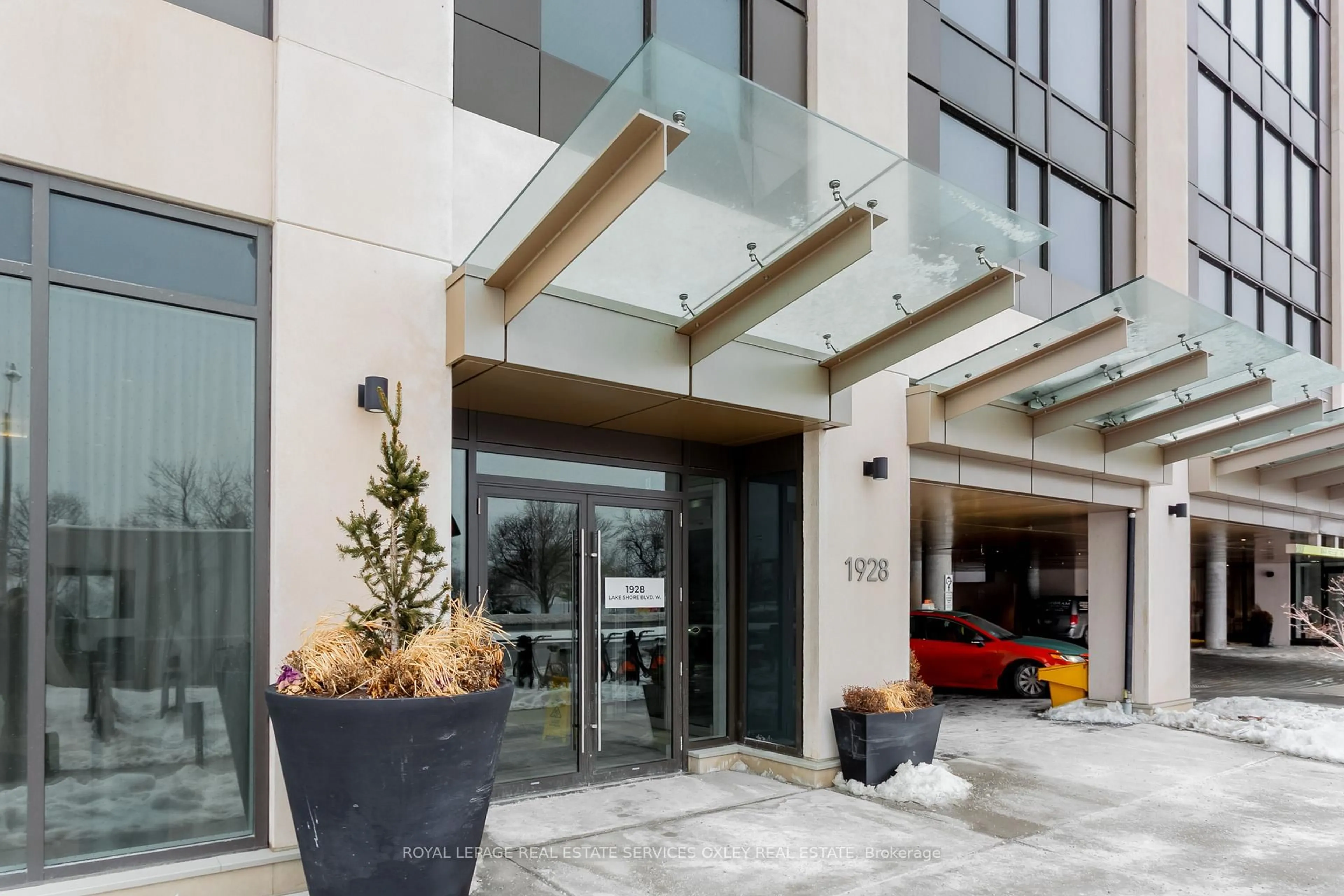 Indoor foyer for 1928 Lake Shore Blvd #2111, Toronto Ontario M6S 0B1