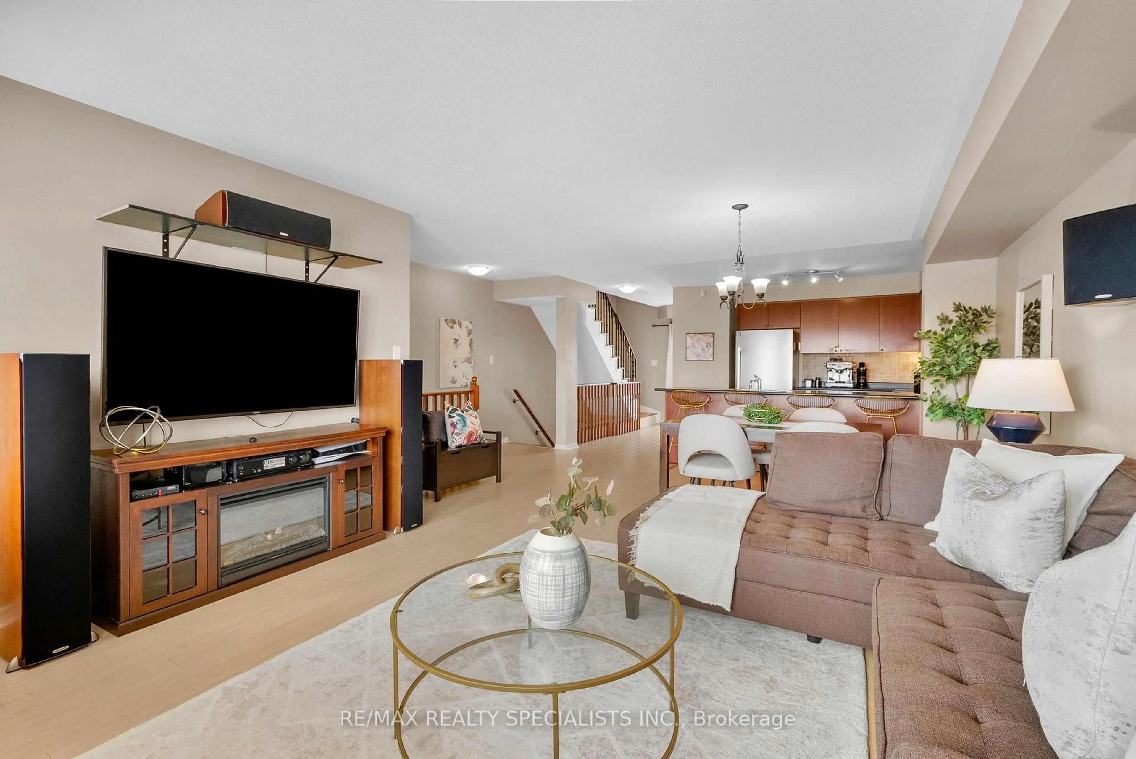 Living room with furniture, unknown for 3985 Eglinton Ave #19, Mississauga Ontario L5M 0E8