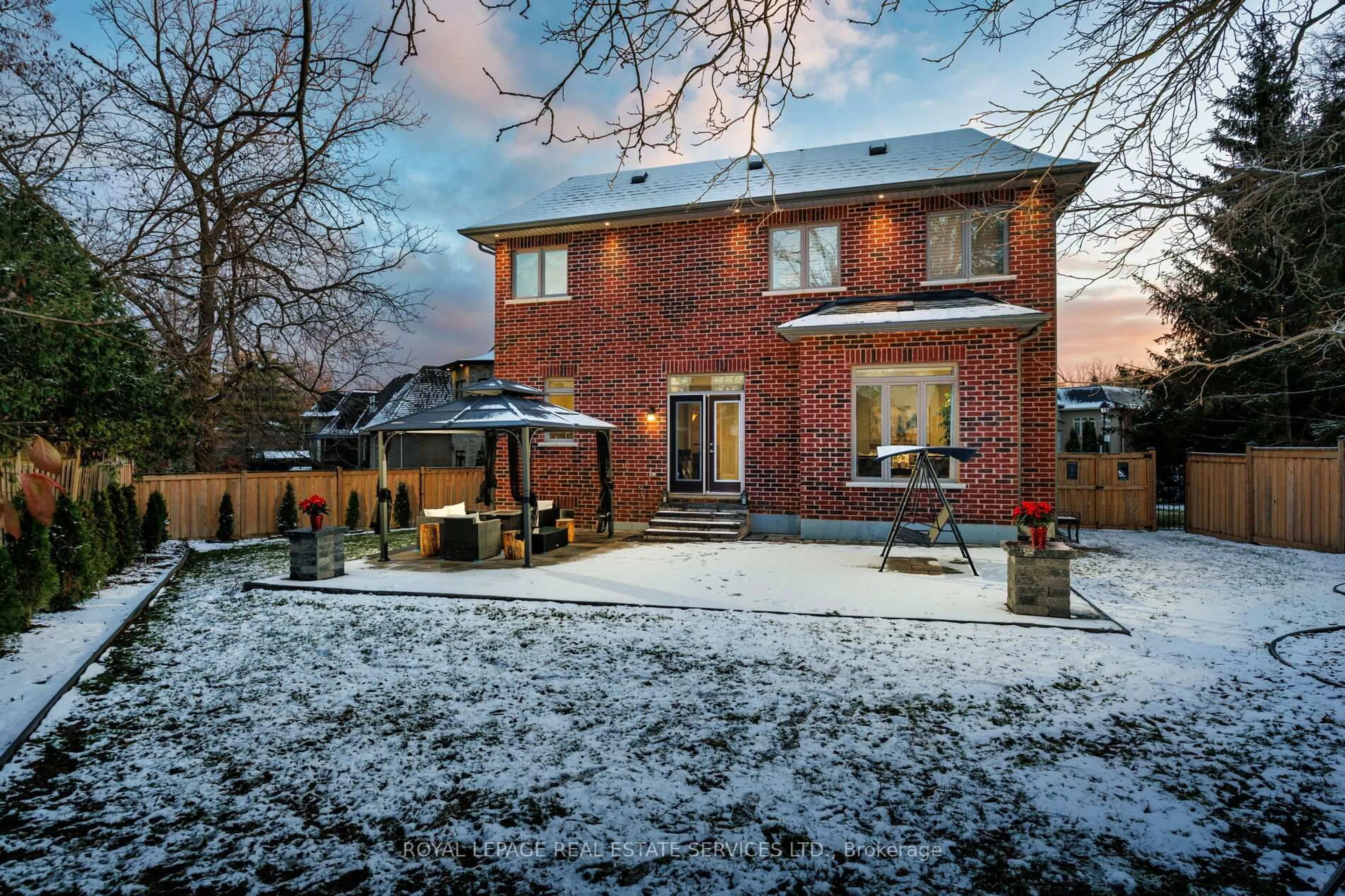 A pic from outside/outdoor area/front of a property/back of a property/a pic from drone, street for 125 Paliser Crt, Oakville Ontario L6K 2H1