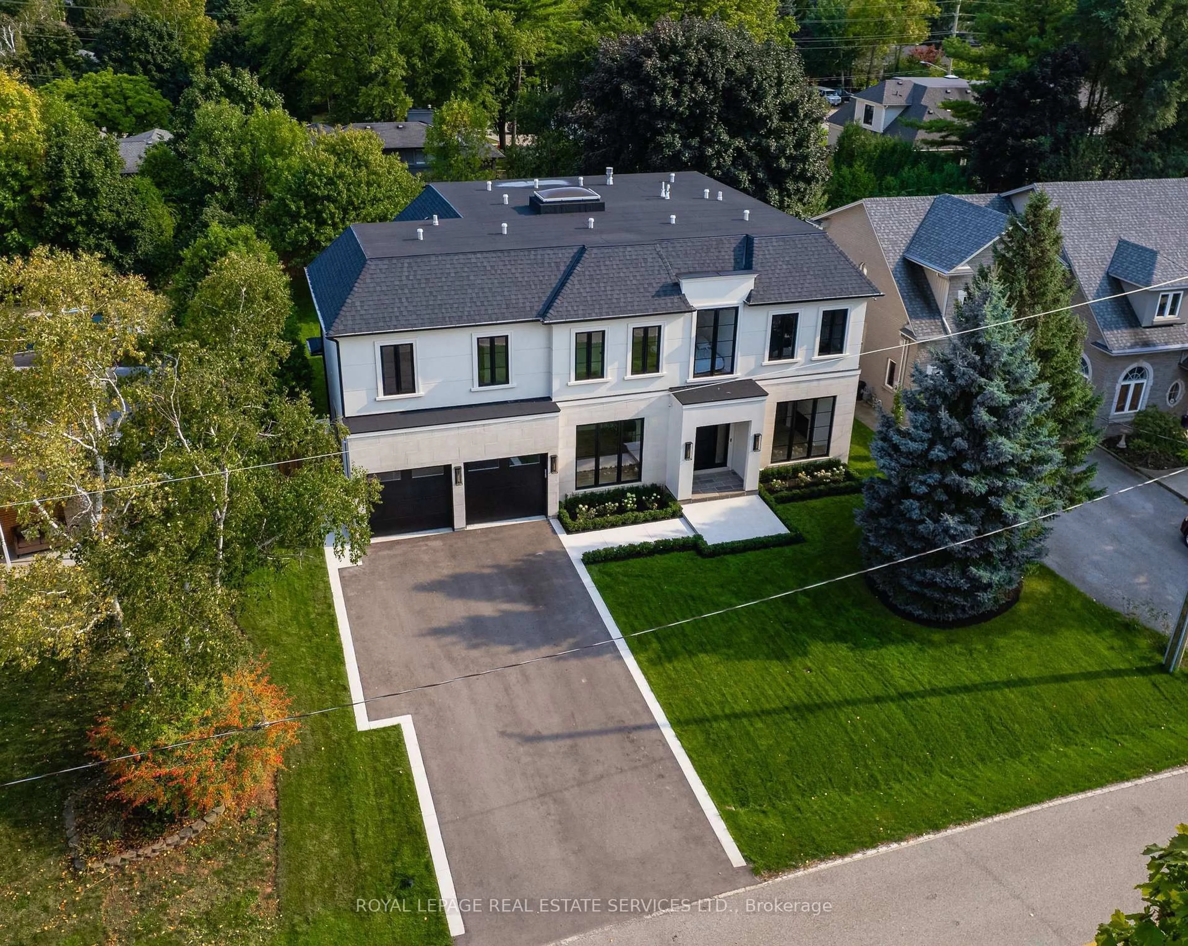 A pic from outside/outdoor area/front of a property/back of a property/a pic from drone, street for 2054 Vickery Dr, Oakville Ontario L6L 2J1
