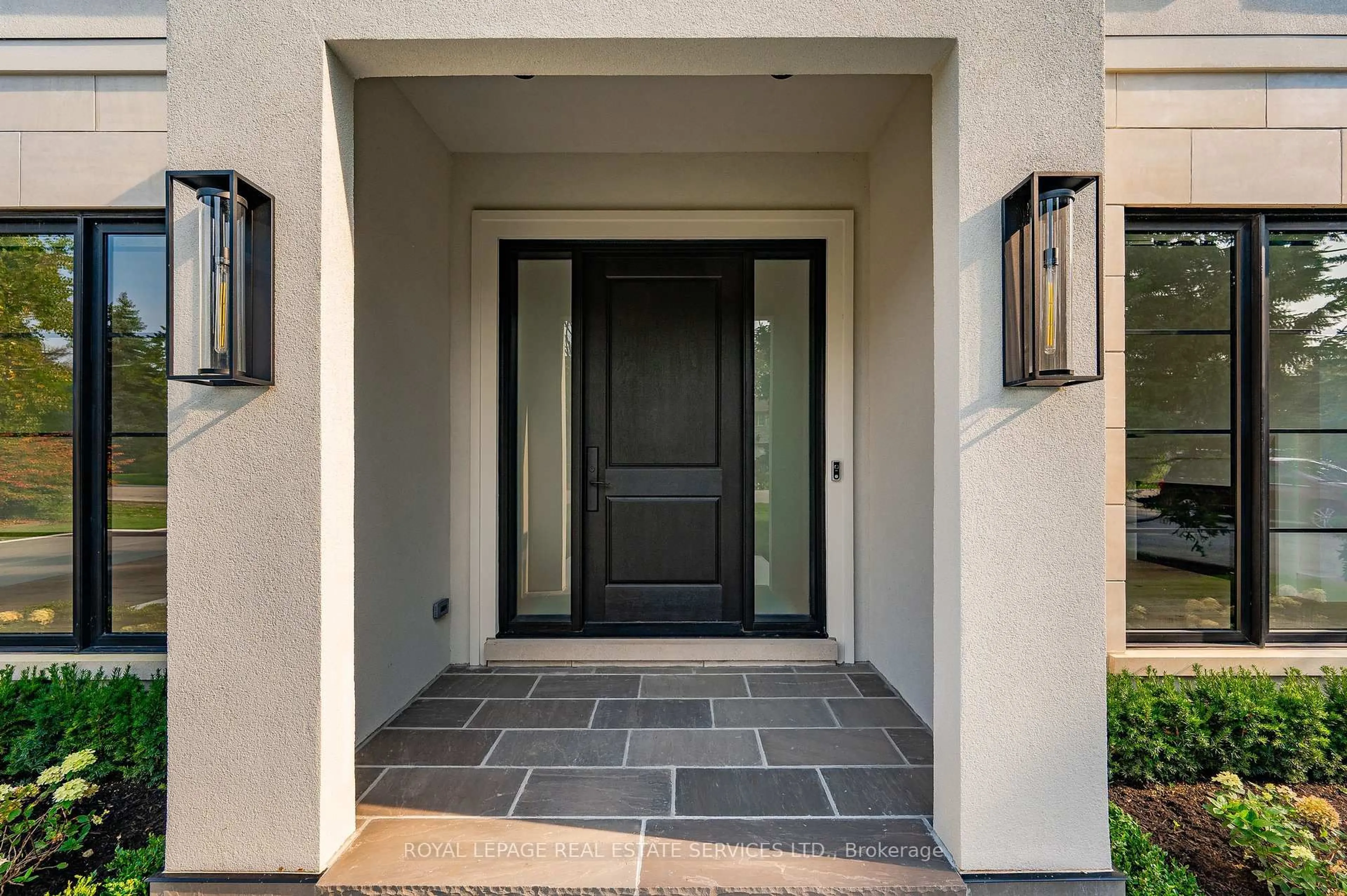 Indoor entryway for 2054 Vickery Dr, Oakville Ontario L6L 2J1