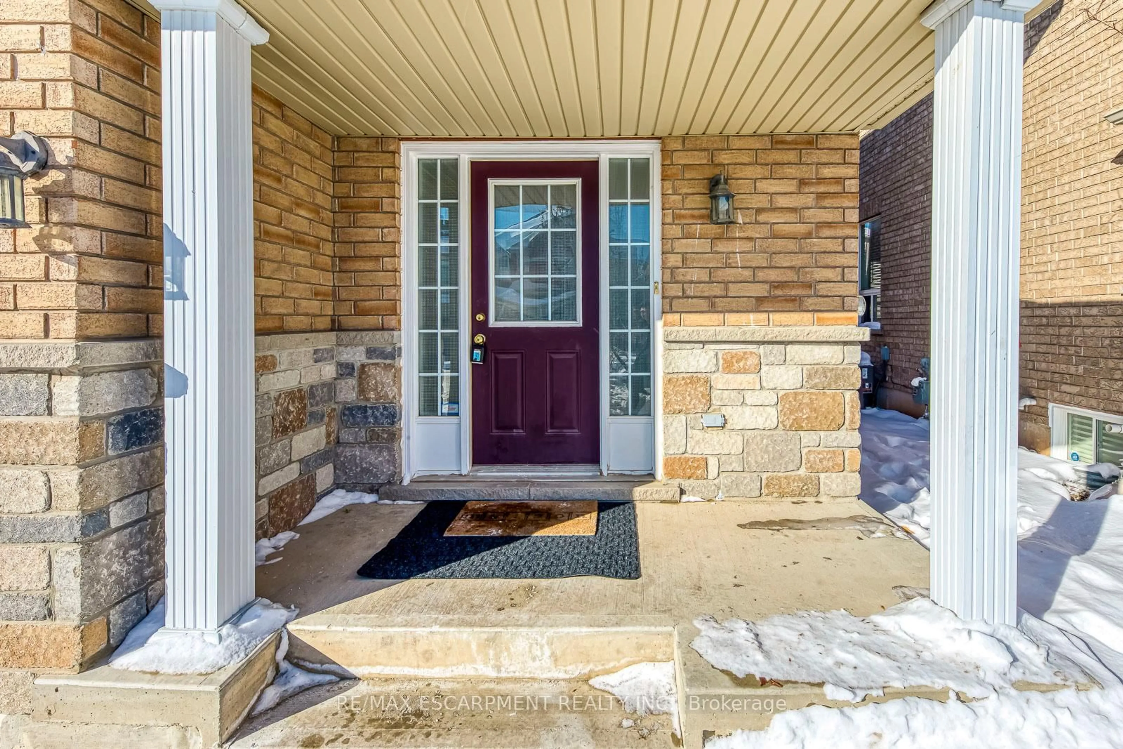 Indoor entryway for 4663 Huffman Rd, Burlington Ontario L7M 0E4