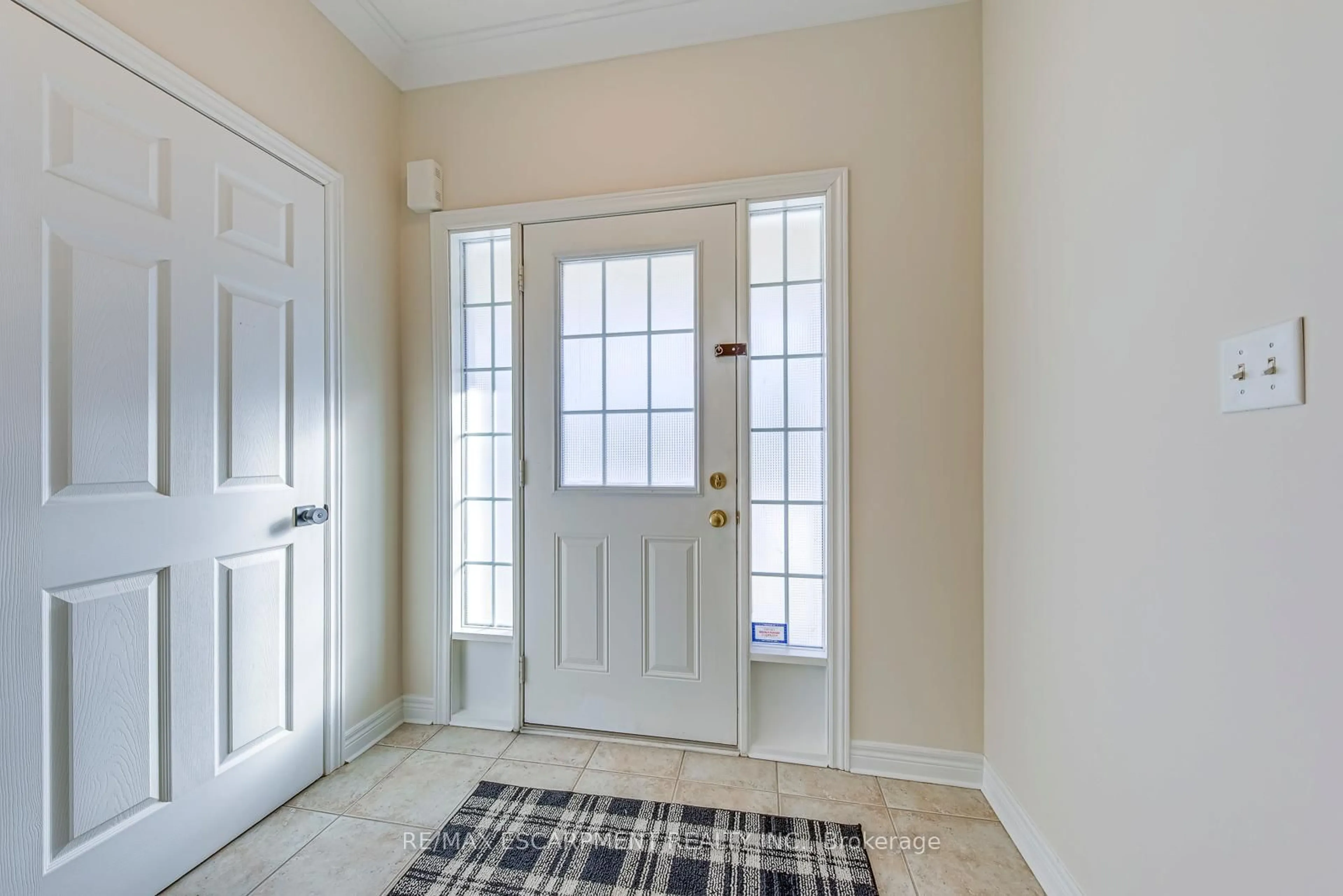 Indoor entryway for 4663 Huffman Rd, Burlington Ontario L7M 0E4