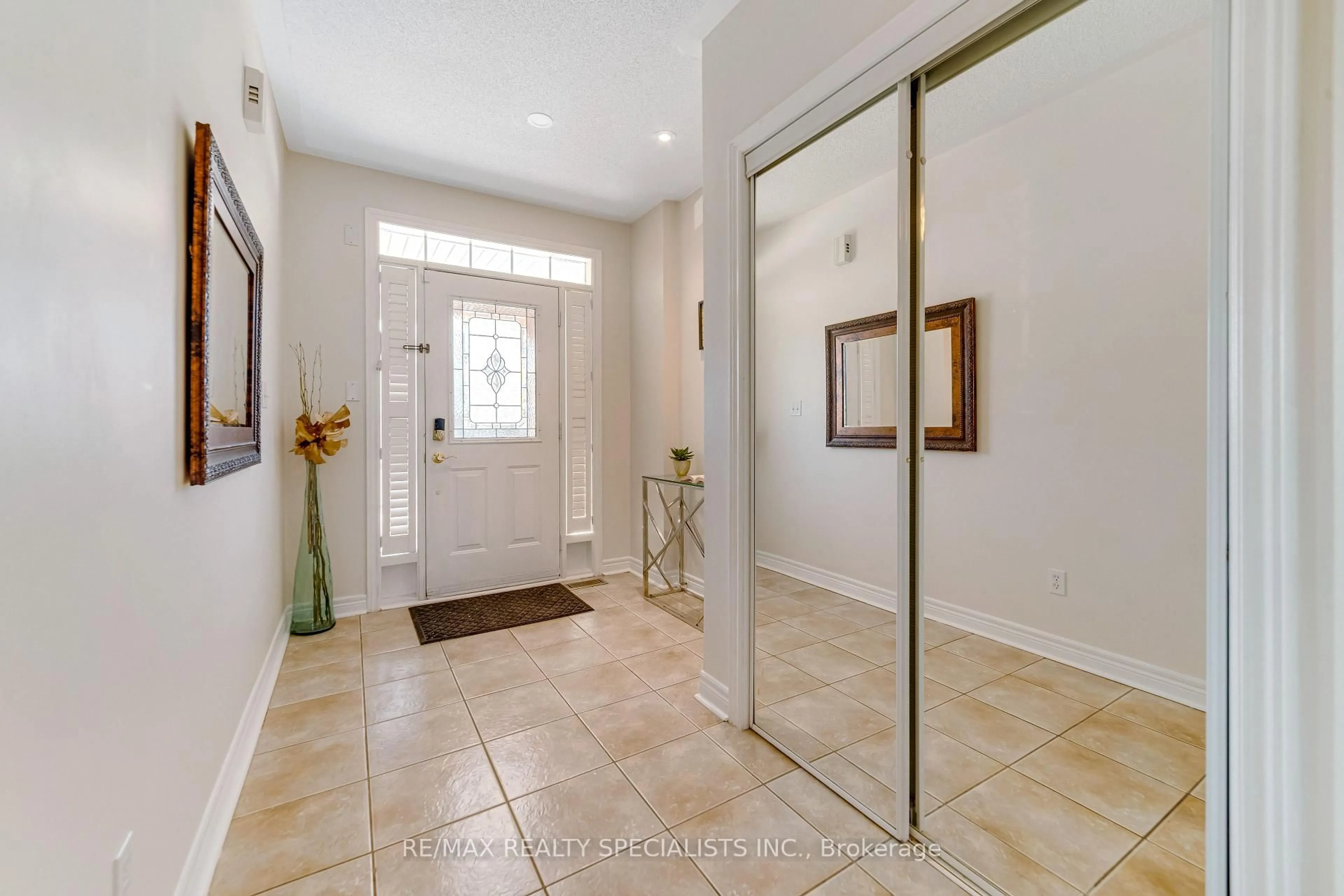 Indoor entryway for 11 Traymore St, Brampton Ontario L7A 2G2