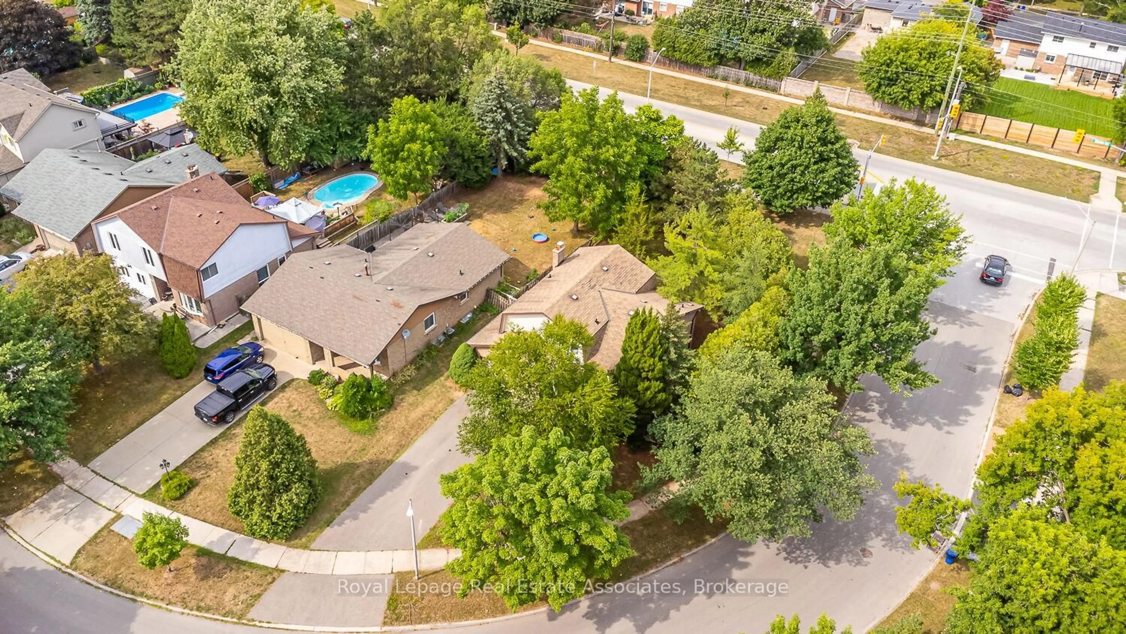 A pic from outside/outdoor area/front of a property/back of a property/a pic from drone, street for 471 Valhalla Crt, Oakville Ontario L6L 5M5