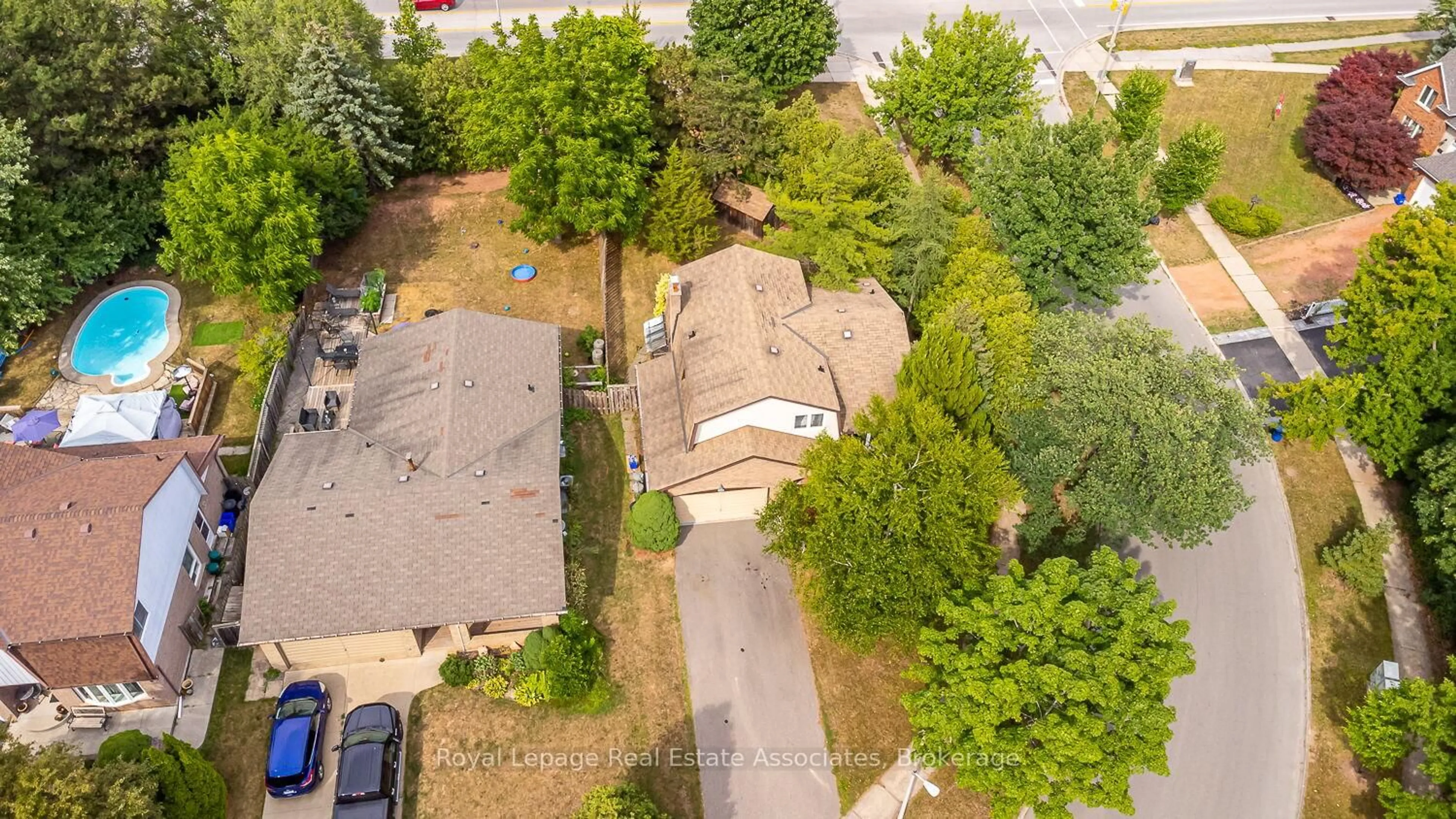 A pic from outside/outdoor area/front of a property/back of a property/a pic from drone, street for 471 Valhalla Crt, Oakville Ontario L6L 5M5