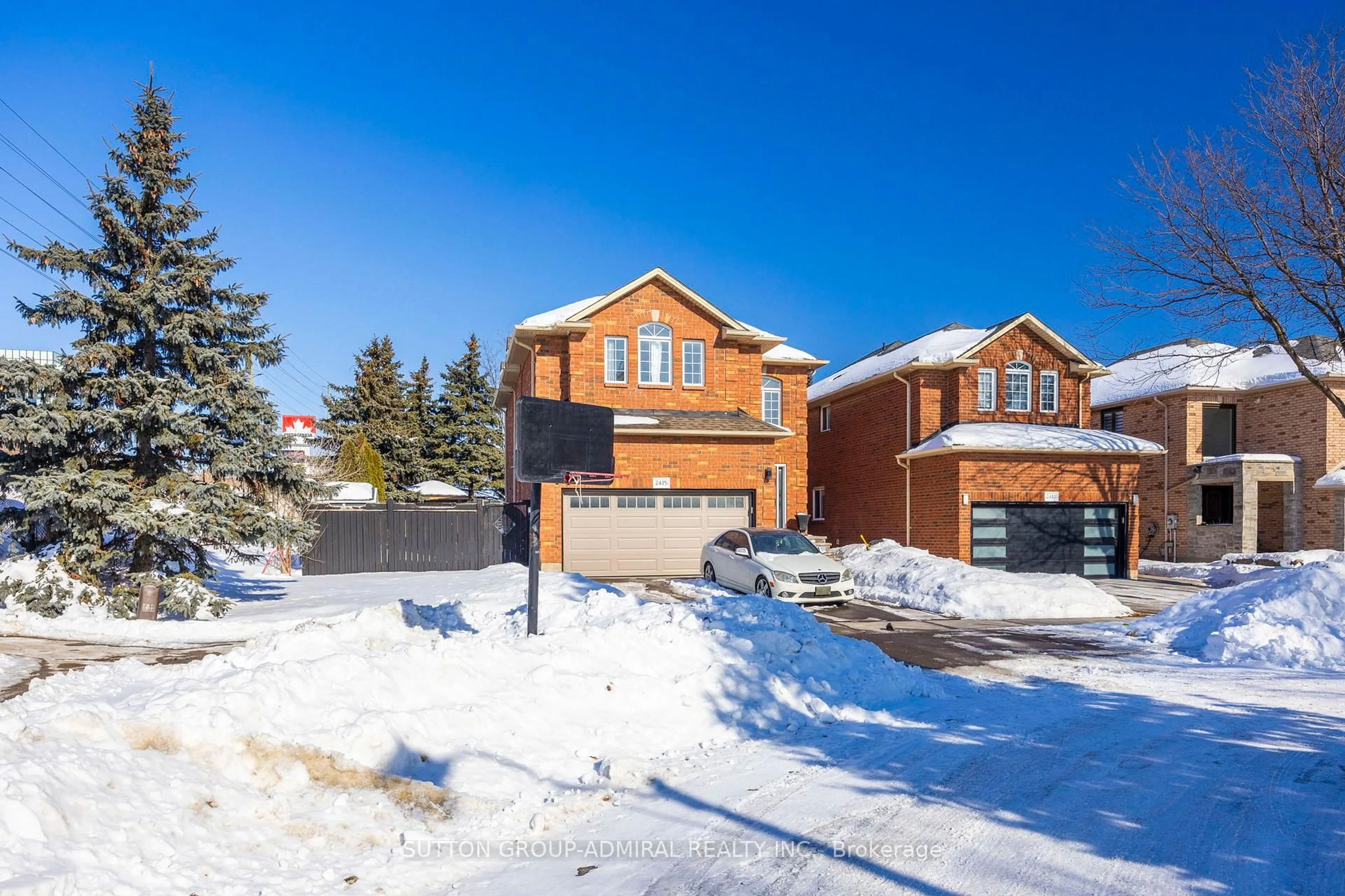 A pic from outside/outdoor area/front of a property/back of a property/a pic from drone, street for 2415 Valley Heights Cres, Oakville Ontario L6H 6X2