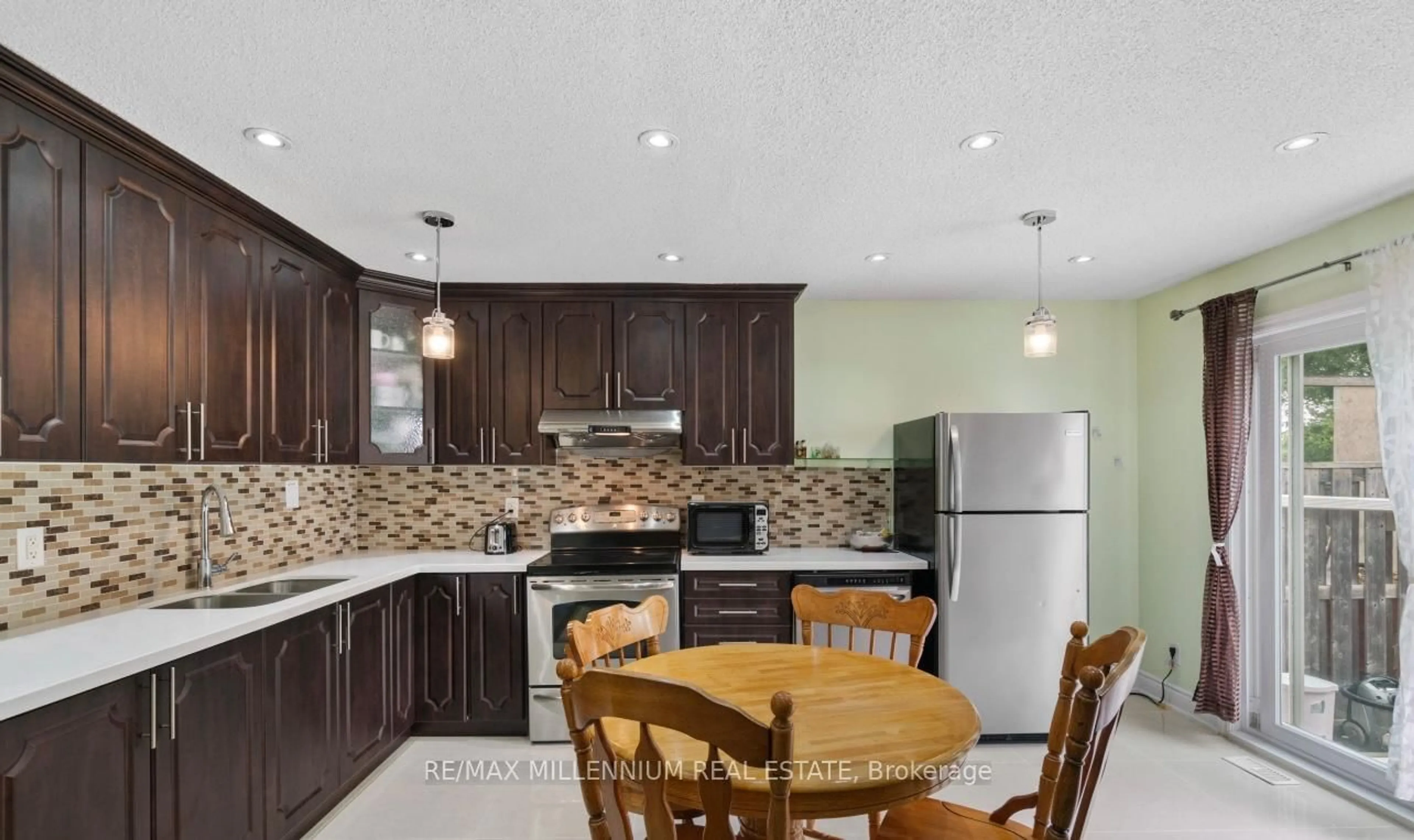 Standard kitchen, unknown for 17 Haley Crt, Brampton Ontario L6S 1N6