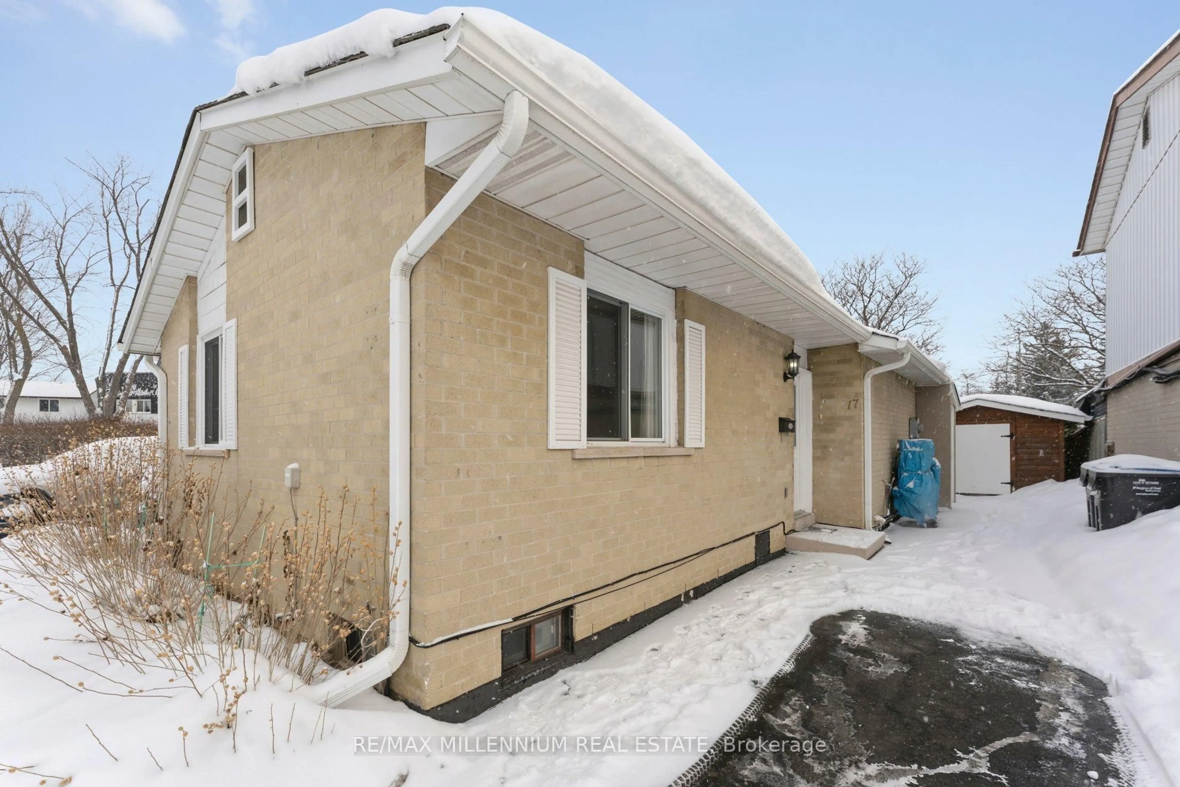 Home with vinyl exterior material, street for 17 Haley Crt, Brampton Ontario L6S 1N6