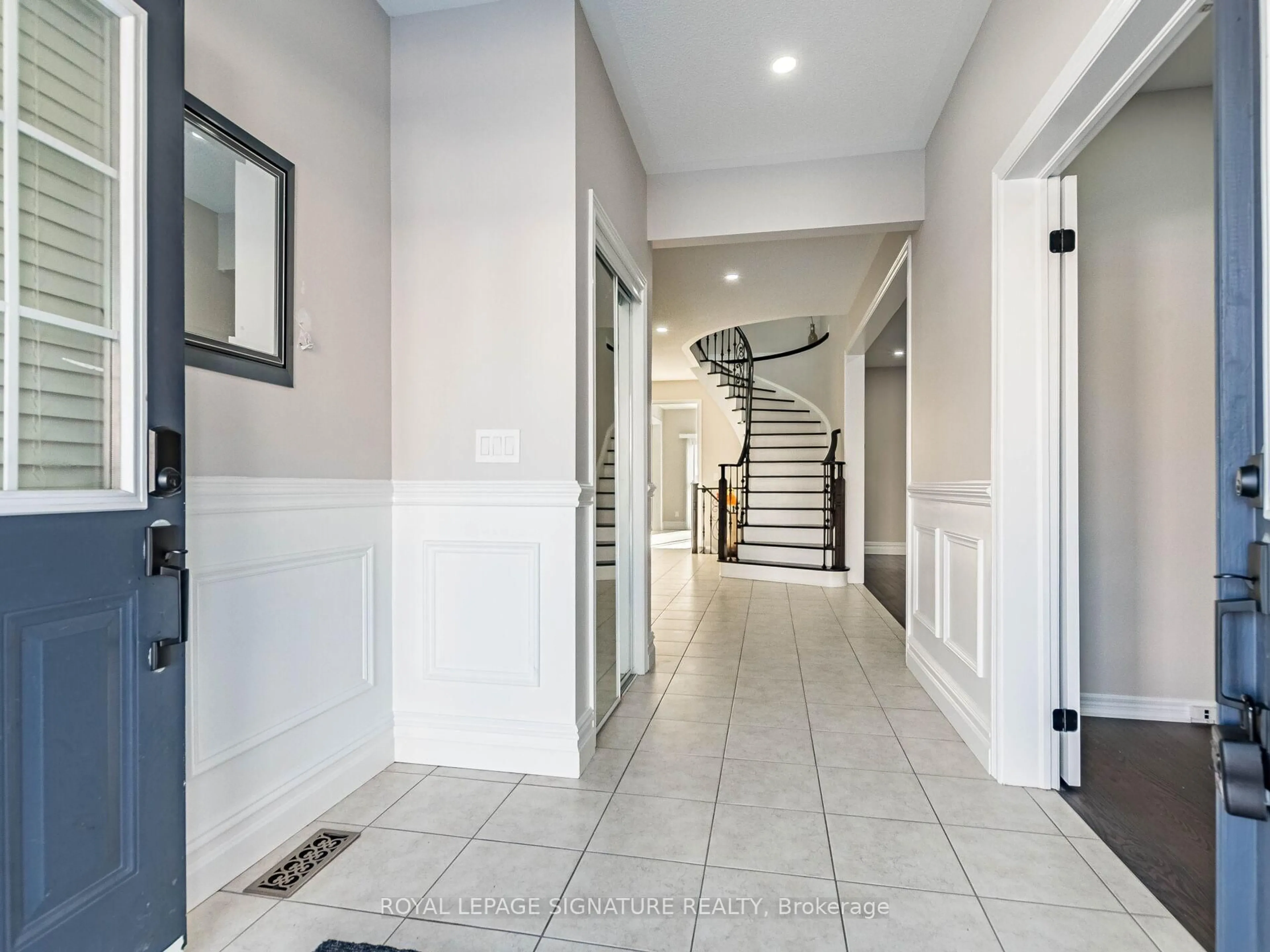 Indoor foyer for 521 Bussel Cres, Milton Ontario L9T 0W8