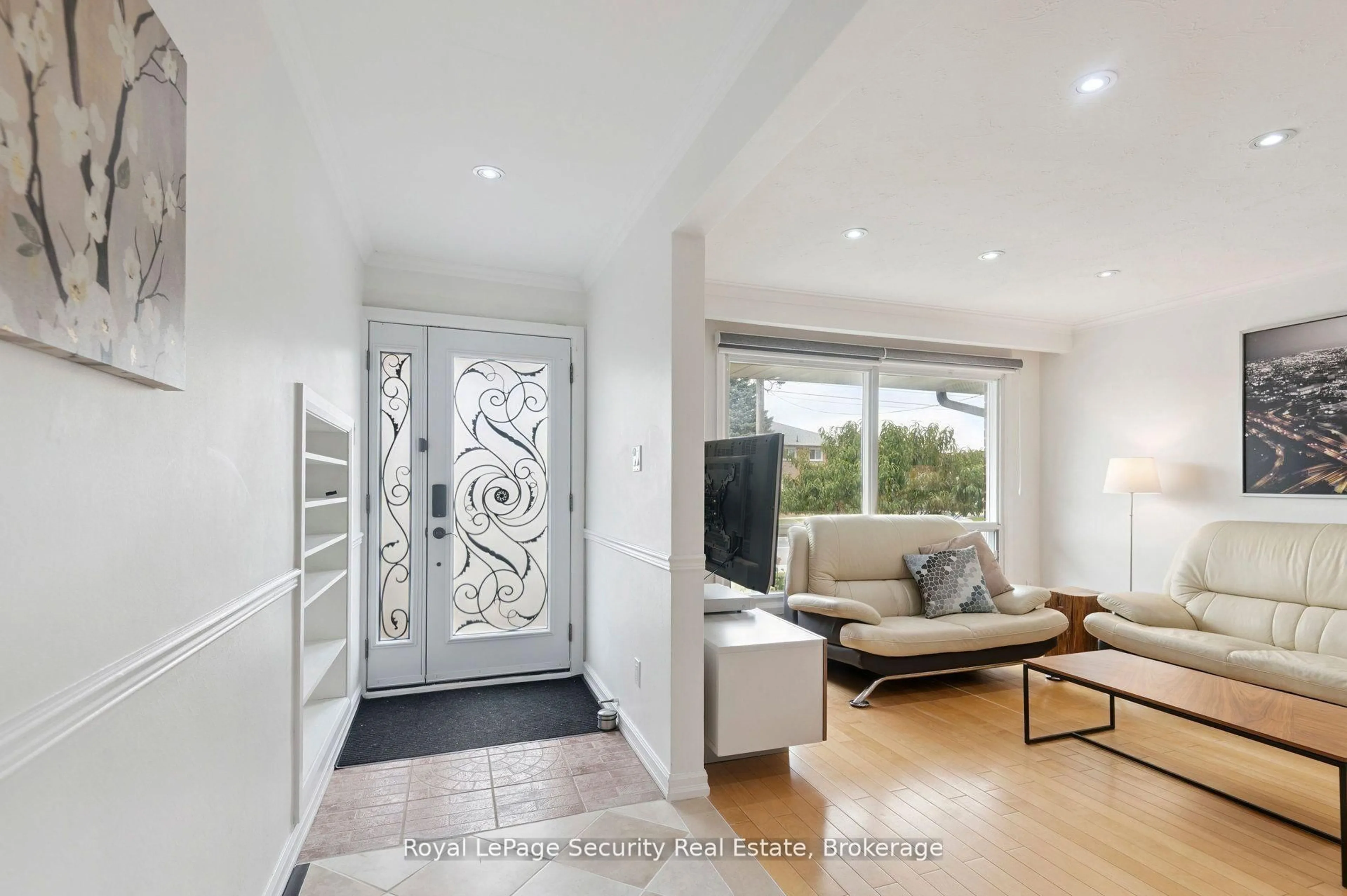 Indoor entryway for 128 Sentinel Rd, Toronto Ontario M3J 1T2