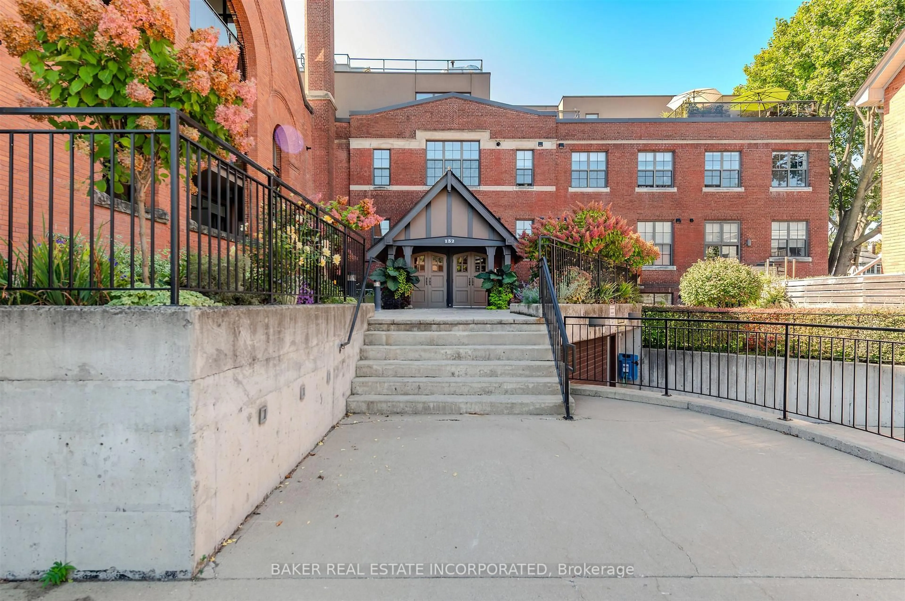 Patio, building for 152 Annette St #107, Toronto Ontario M6P 1P4