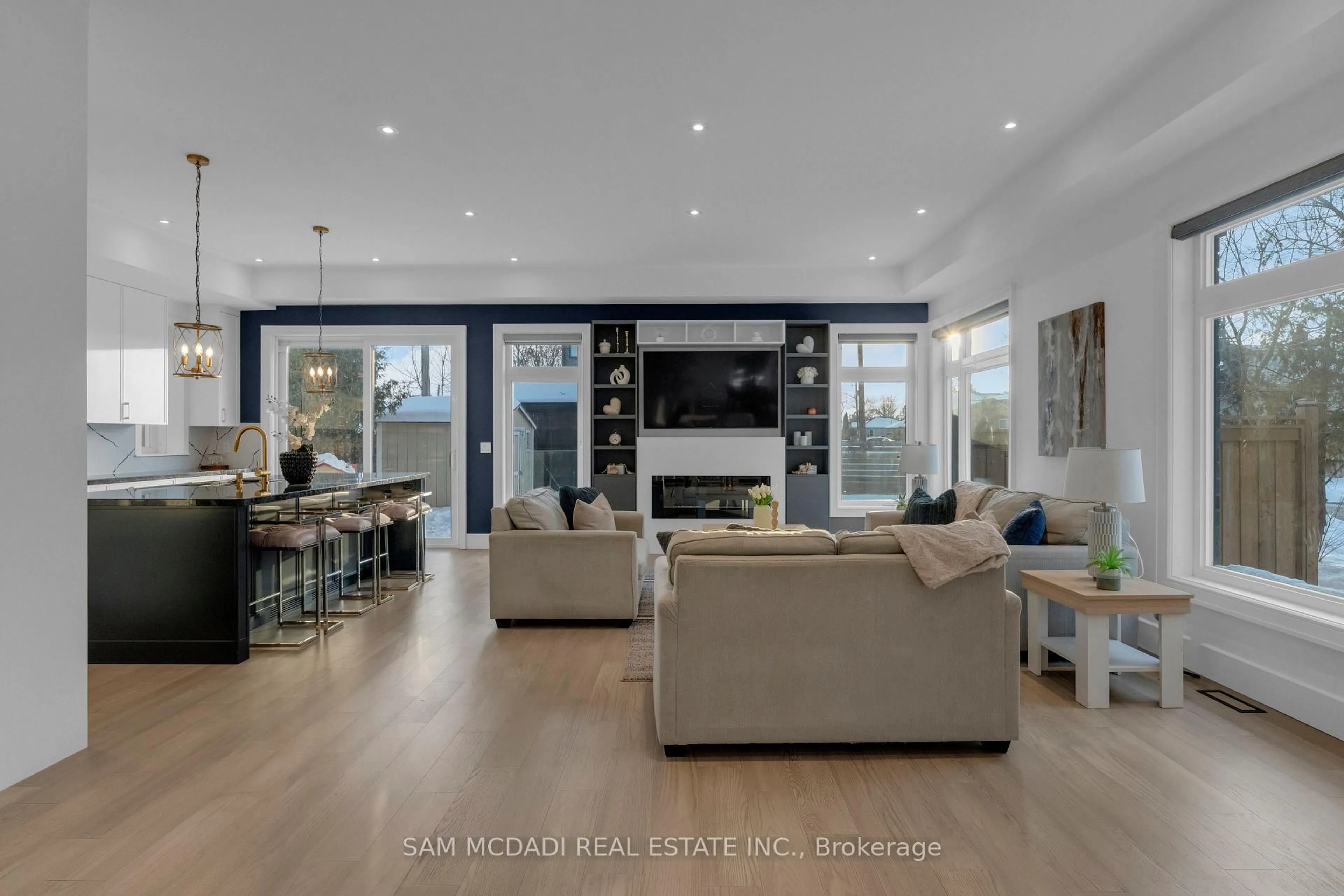 Living room with furniture, unknown for 1050 Edgeleigh Ave, Mississauga Ontario L5E 2G1