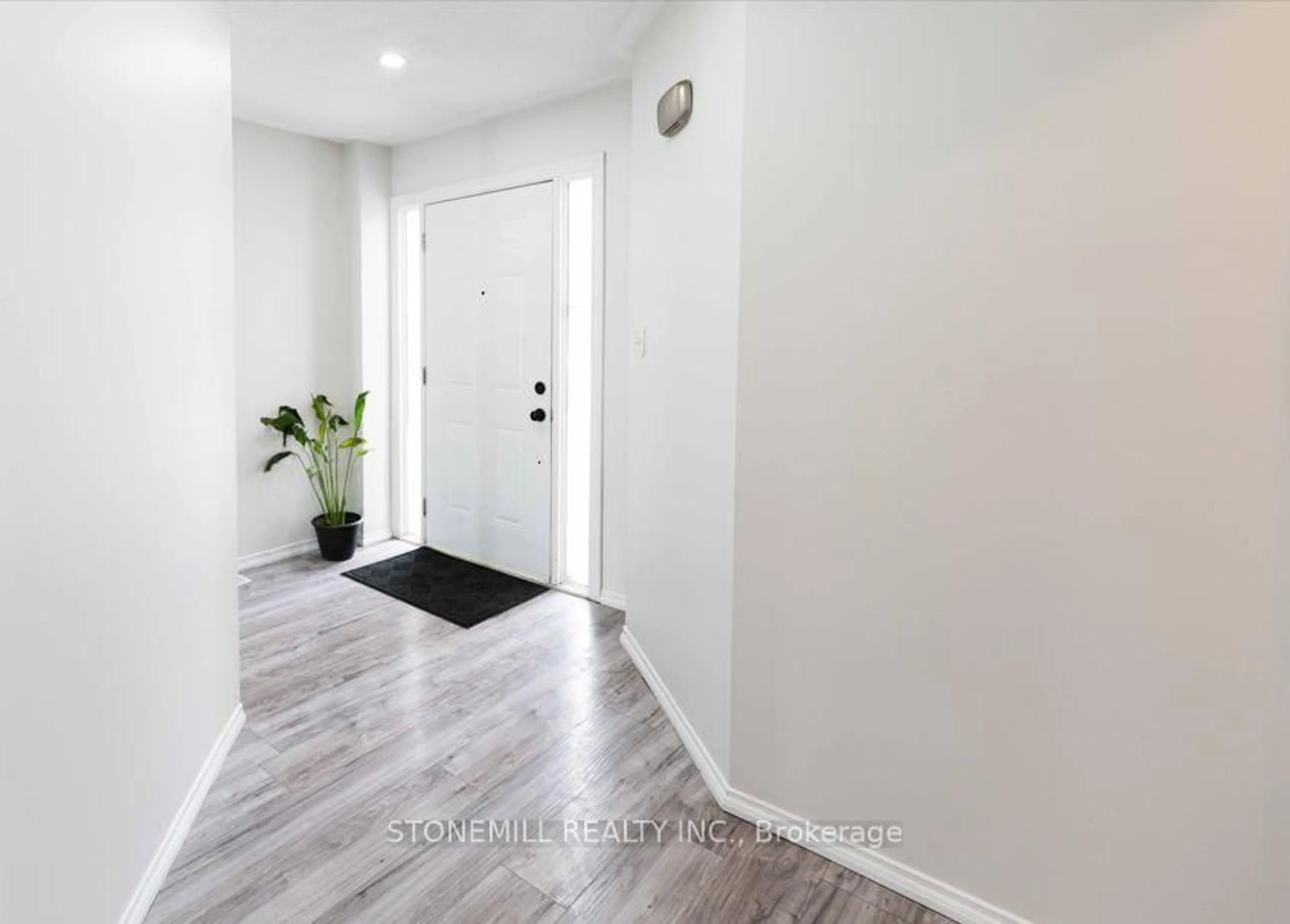 Indoor entryway for 6798 Bansbridge Cres, Mississauga Ontario L5N 6T3