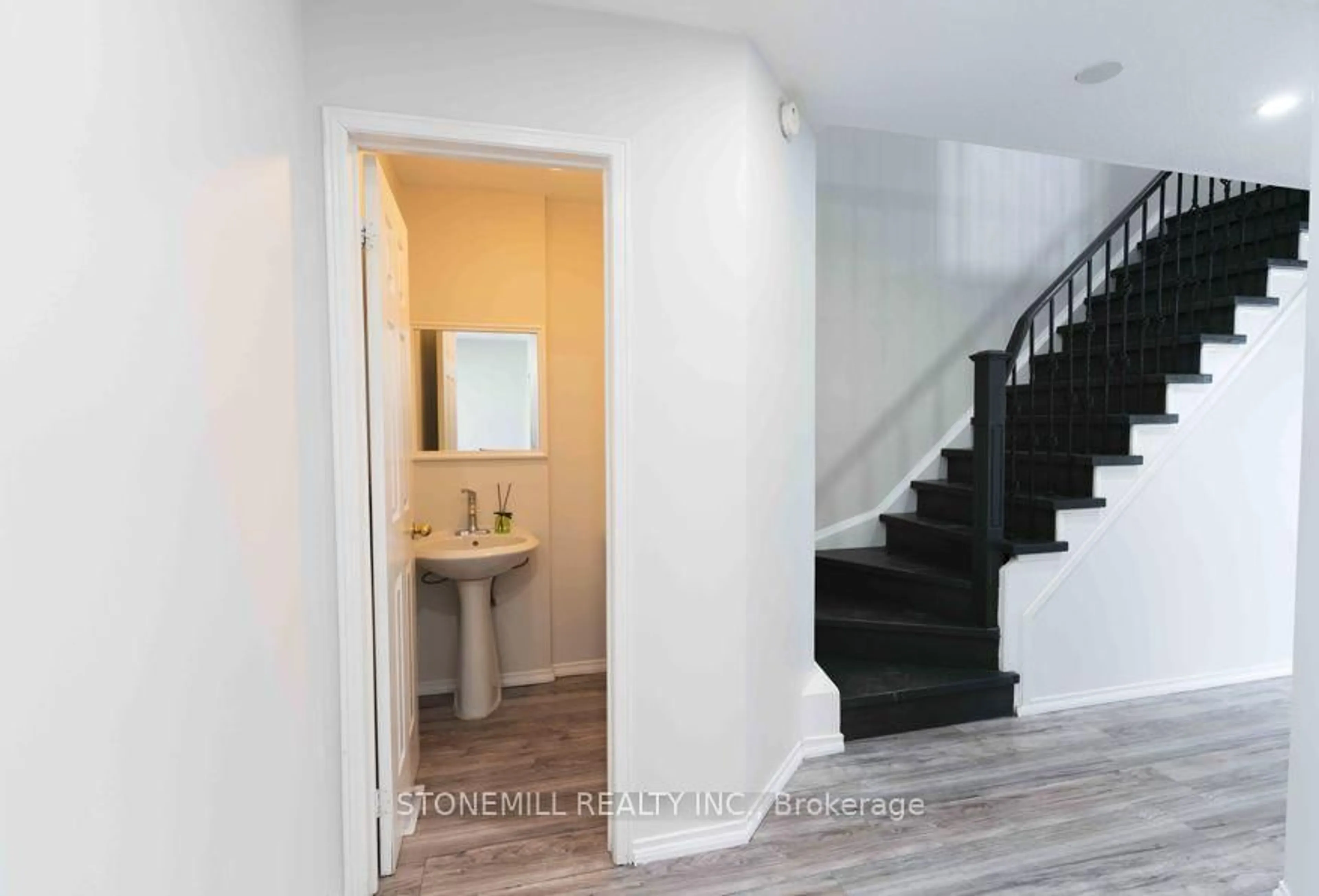 Indoor entryway for 6798 Bansbridge Cres, Mississauga Ontario L5N 6T3