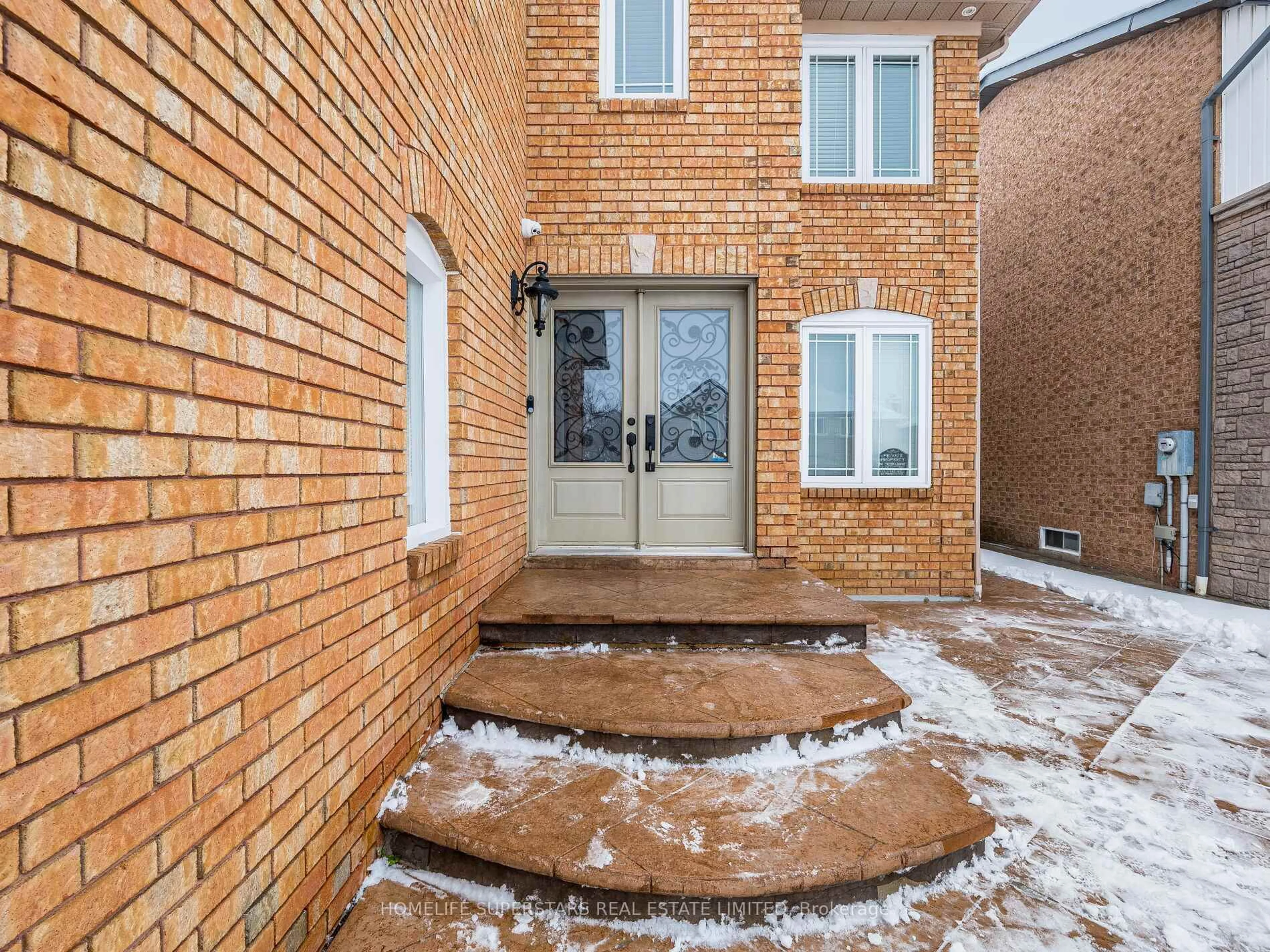 Indoor entryway for 54 Hollybush St, Brampton Ontario L6R 1A6