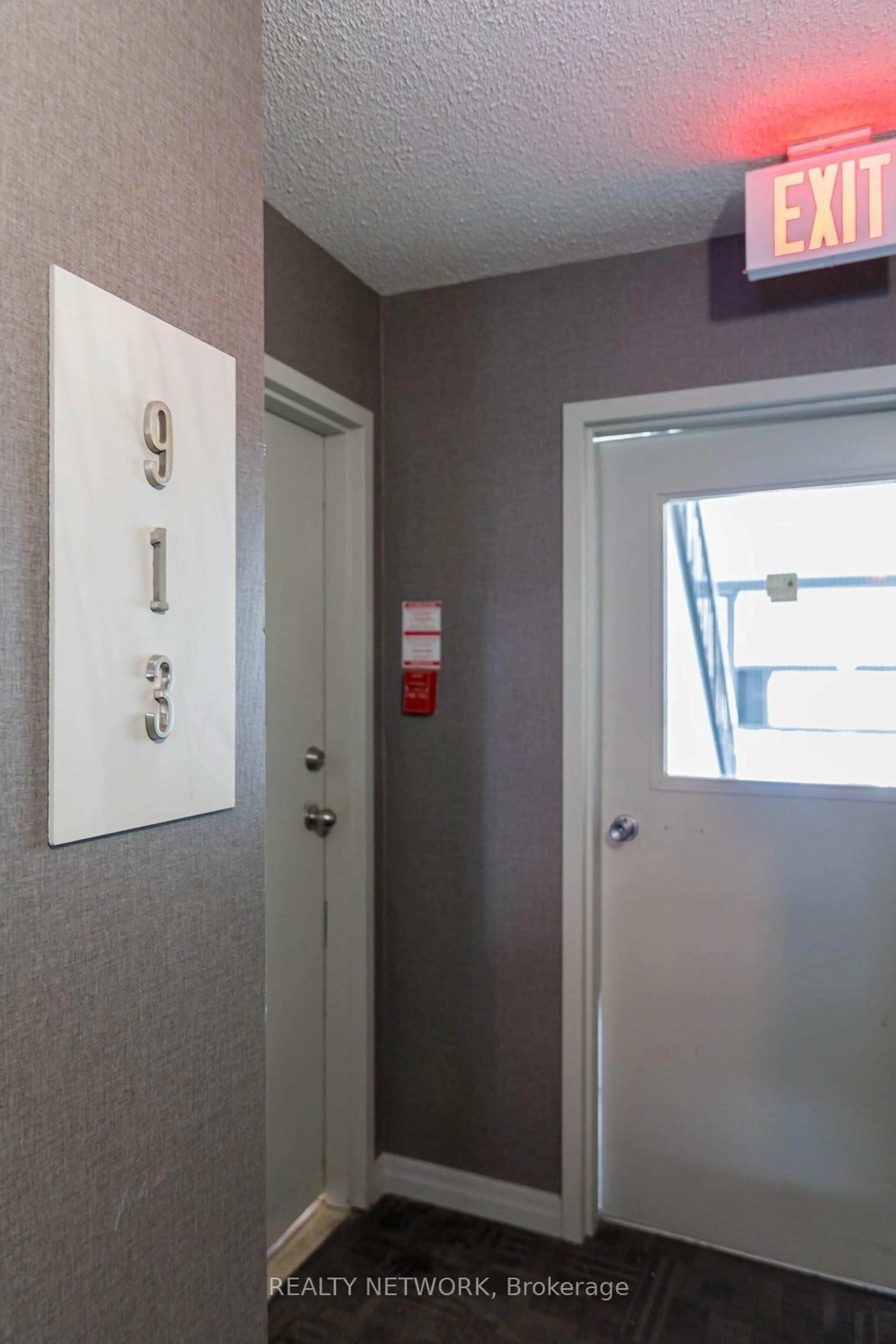 Indoor foyer for 1450 Glen Abbey Gate #913, Oakville Ontario L6M 2V7