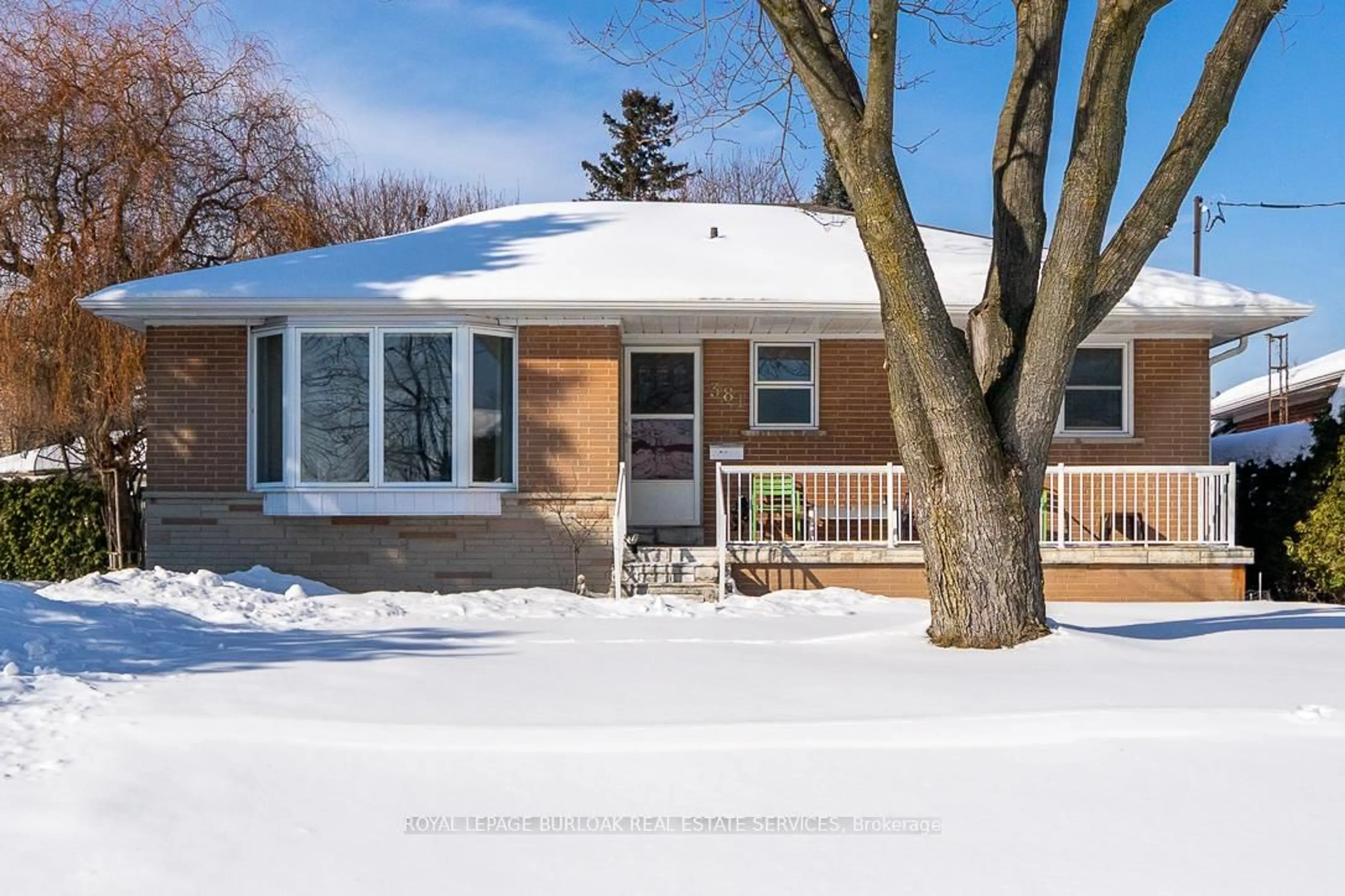 Home with vinyl exterior material, street for 381 Walton St, Oakville Ontario L6K 1R7