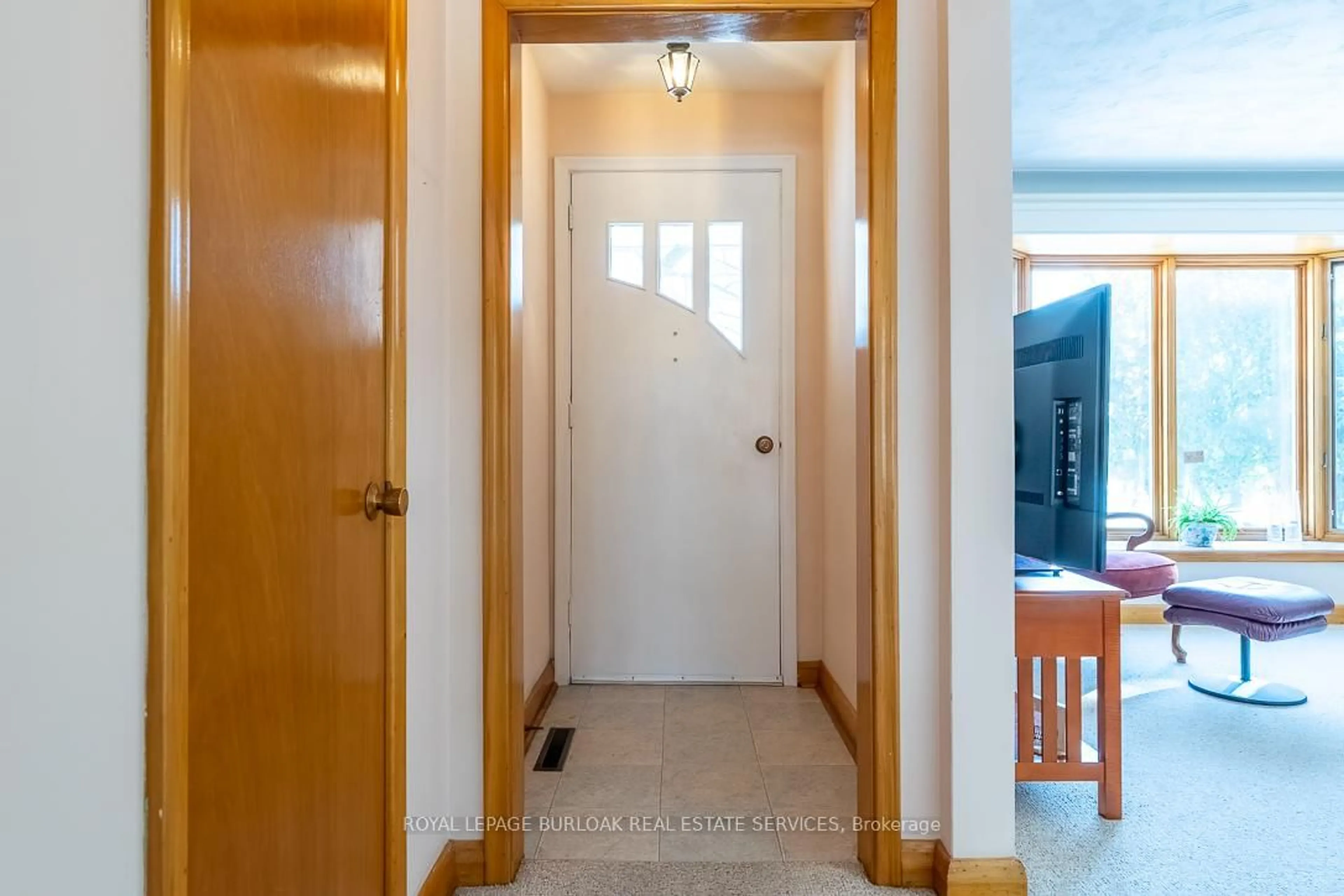 Indoor entryway for 381 Walton St, Oakville Ontario L6K 1R7