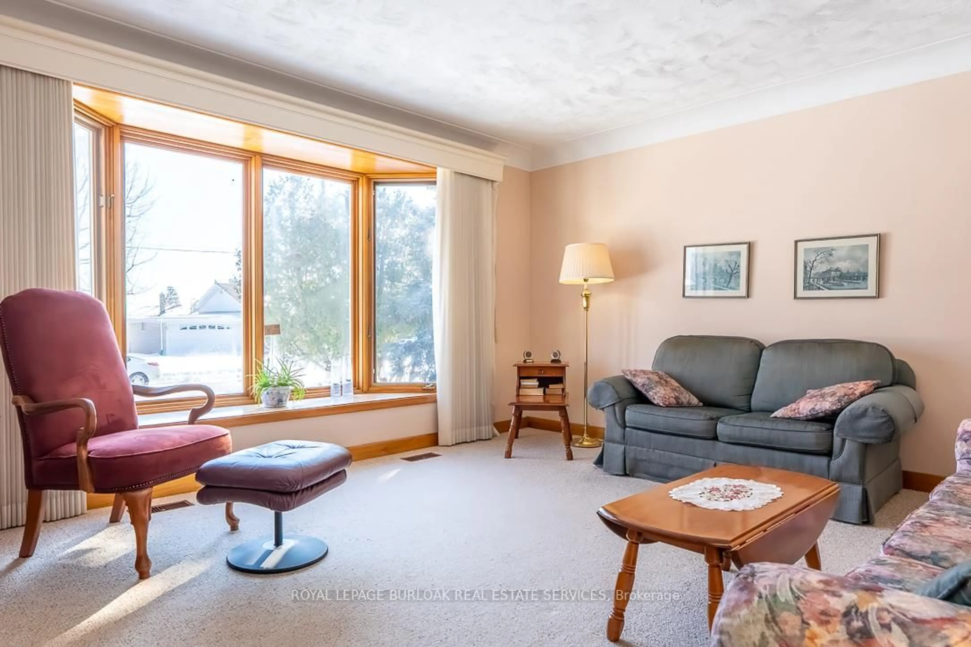 Living room with furniture, unknown for 381 Walton St, Oakville Ontario L6K 1R7