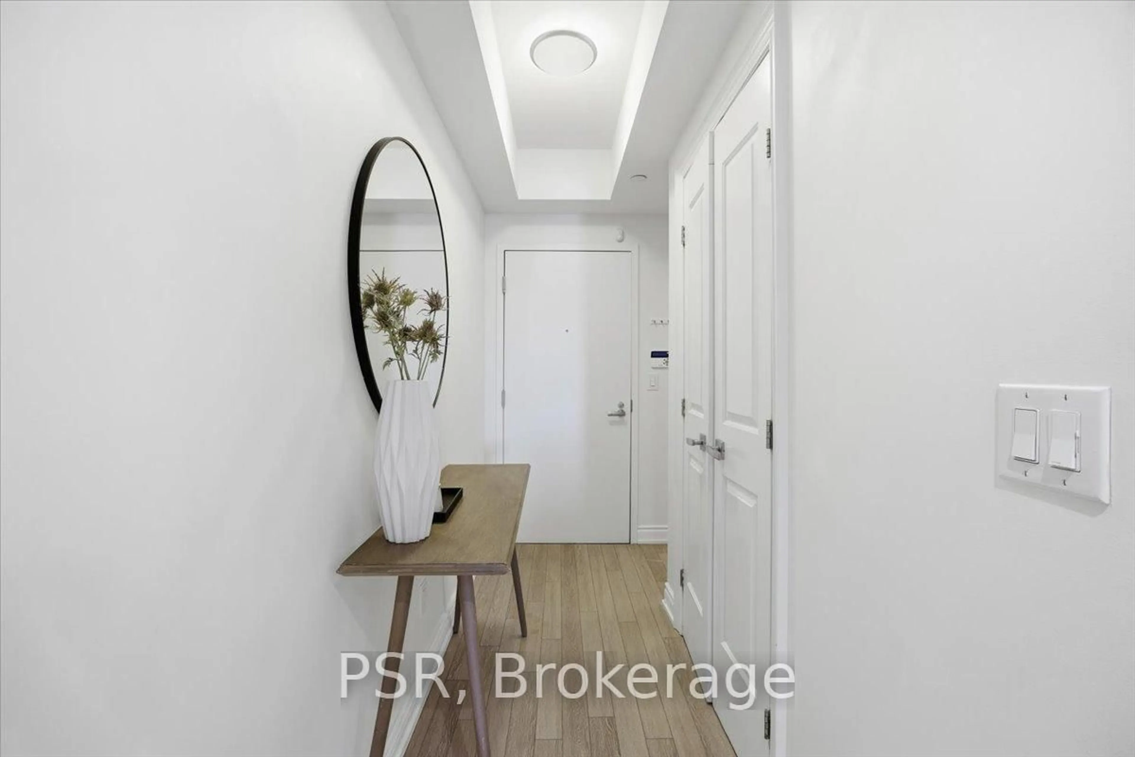 Indoor entryway for 3500 Lakeshore Rd #619, Oakville Ontario L6L 0B4