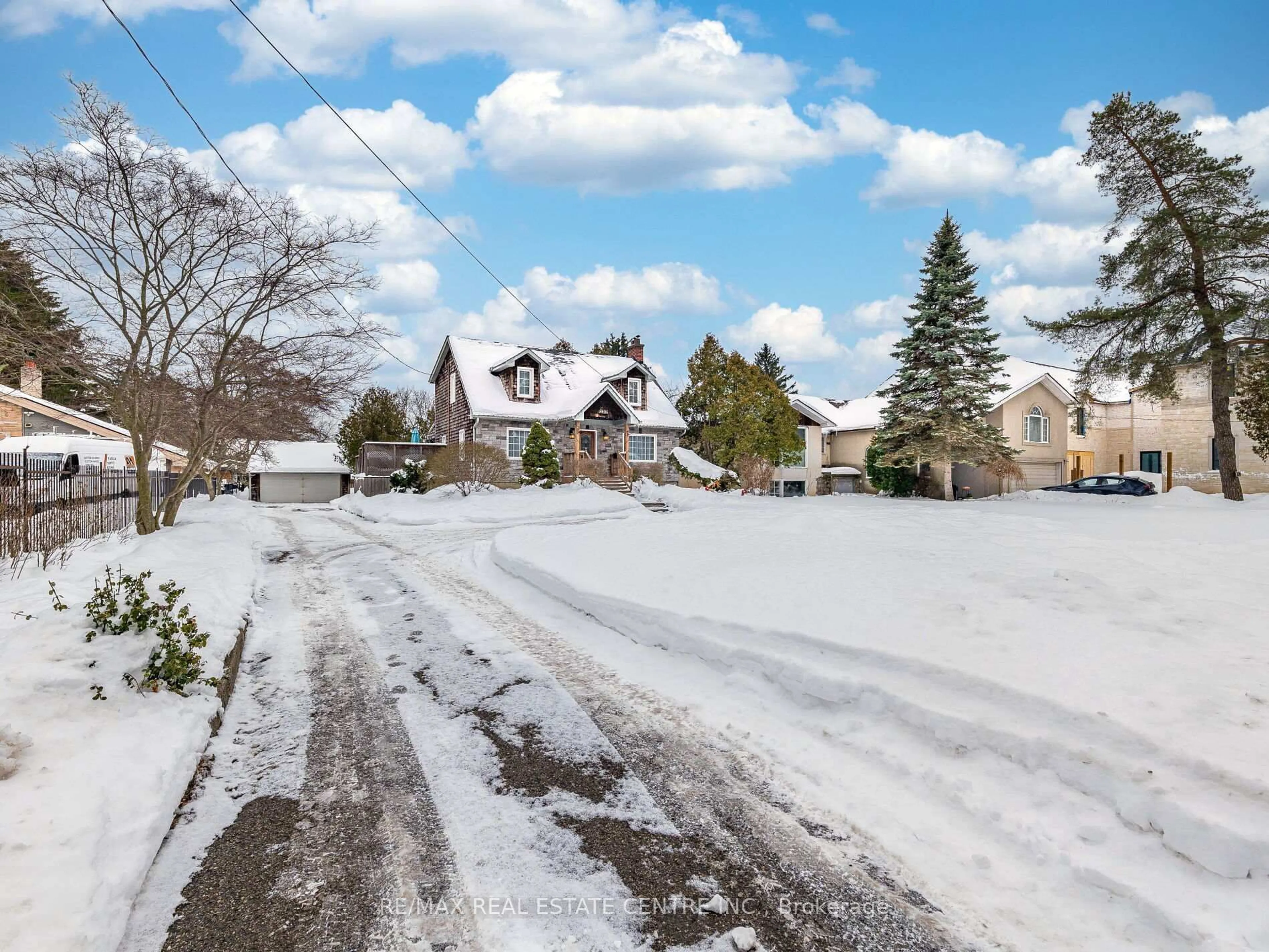 A pic from outside/outdoor area/front of a property/back of a property/a pic from drone, street for 2212 Mississauga Rd, Mississauga Ontario L5H 2K9