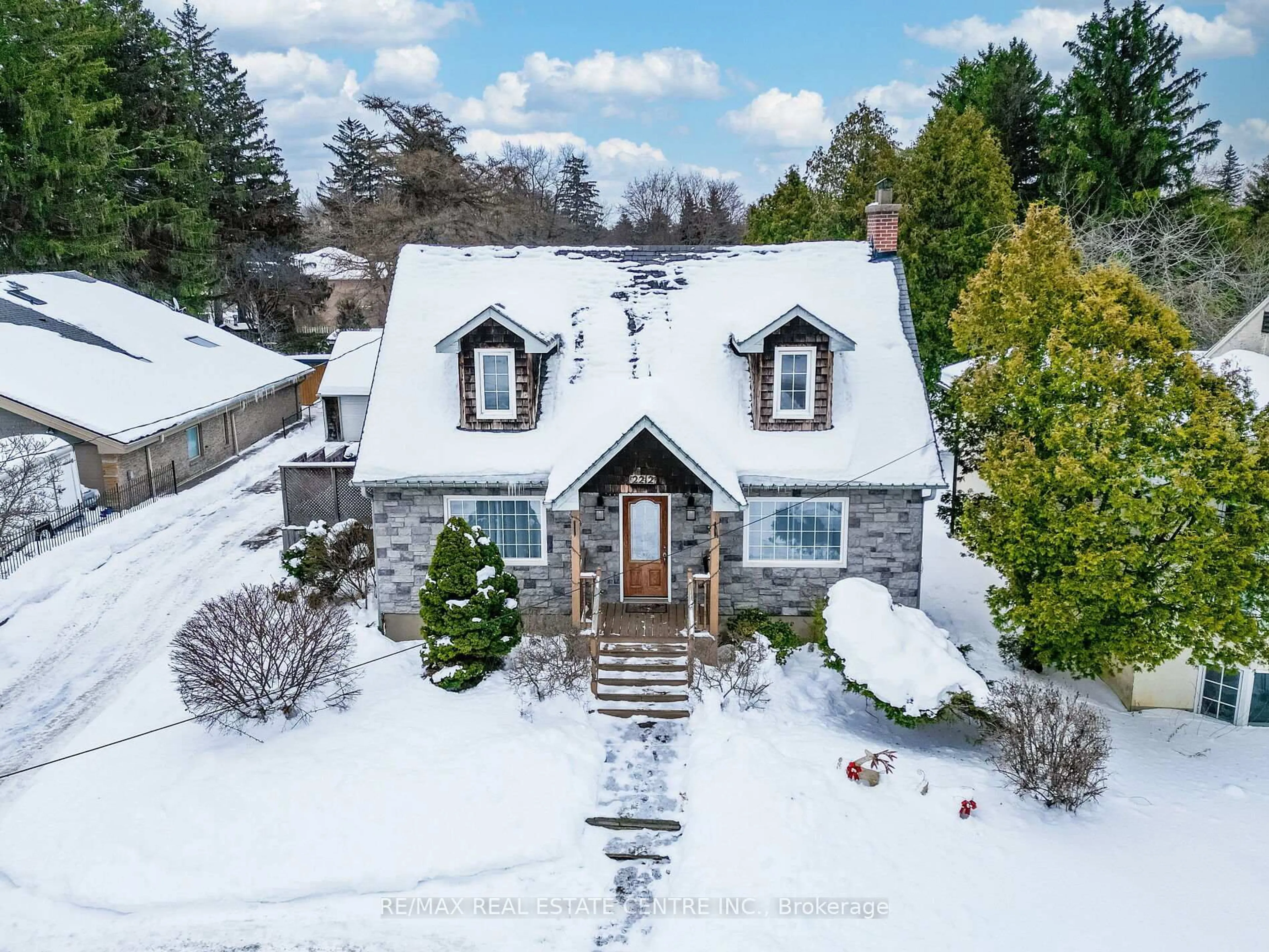 A pic from outside/outdoor area/front of a property/back of a property/a pic from drone, street for 2212 Mississauga Rd, Mississauga Ontario L5H 2K9