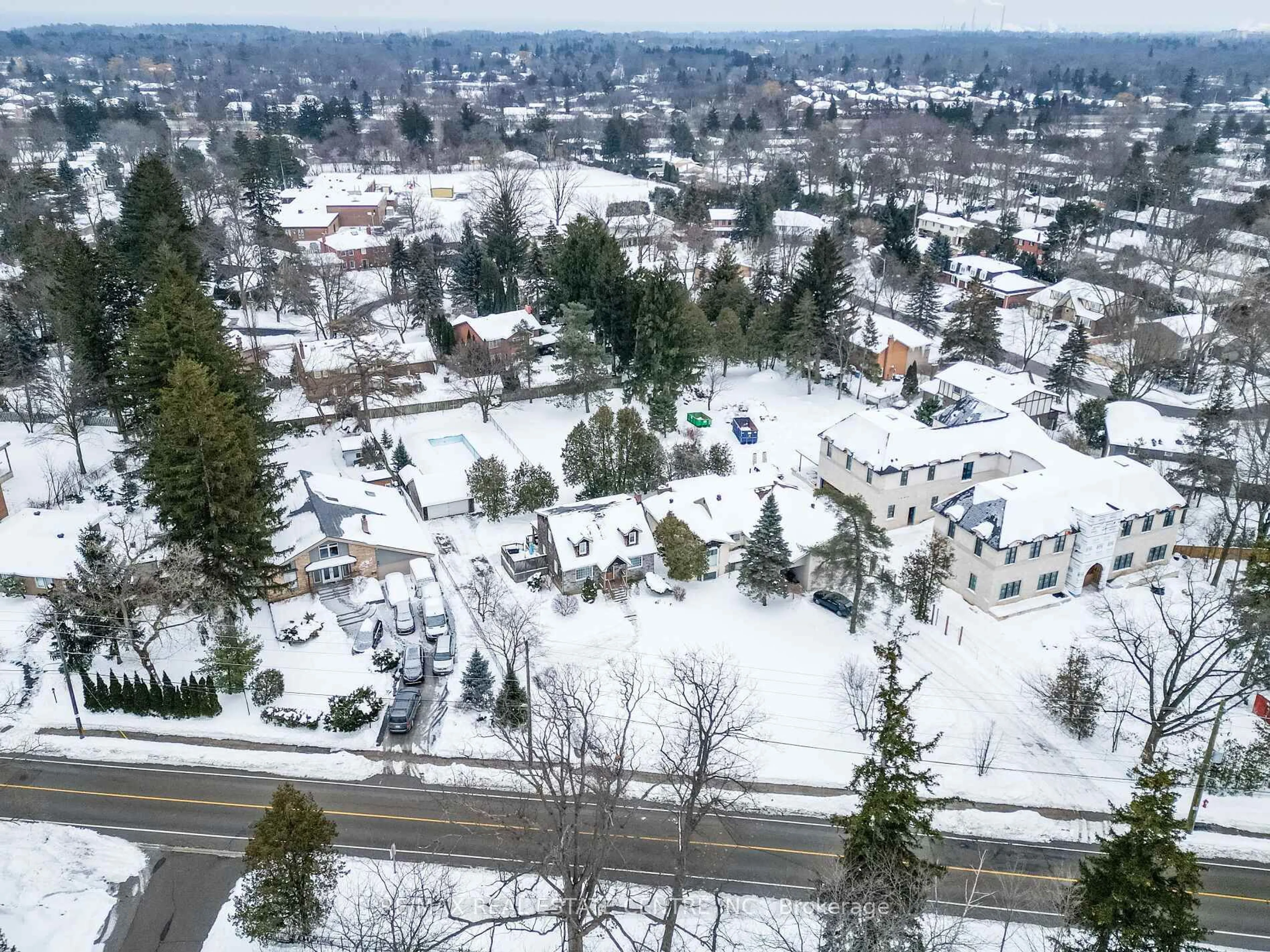 A pic from outside/outdoor area/front of a property/back of a property/a pic from drone, mountain view for 2212 Mississauga Rd, Mississauga Ontario L5H 2K9