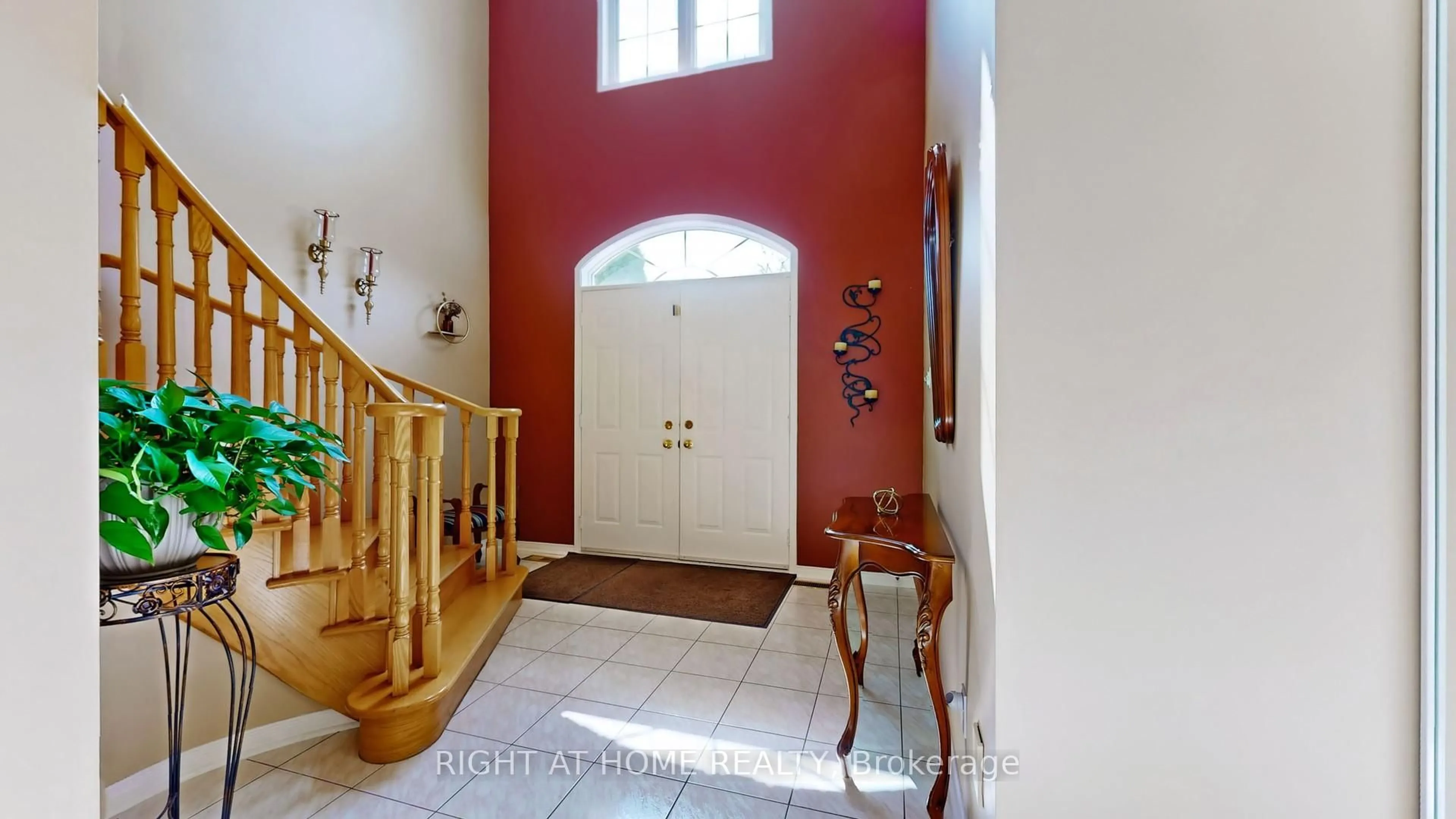 Indoor foyer for 102 Mullis Cres, Brampton Ontario L6Y 4T1