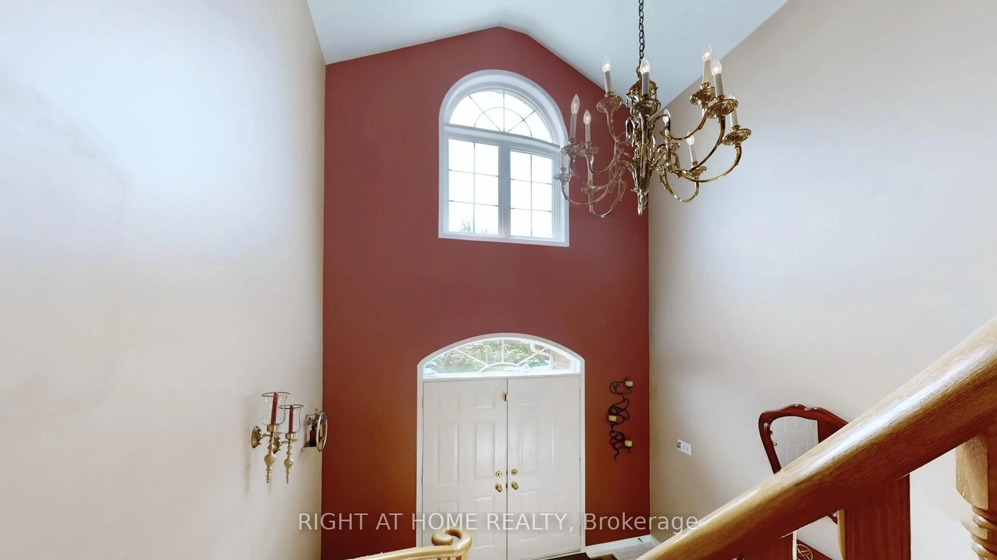 Indoor foyer for 102 Mullis Cres, Brampton Ontario L6Y 4T1