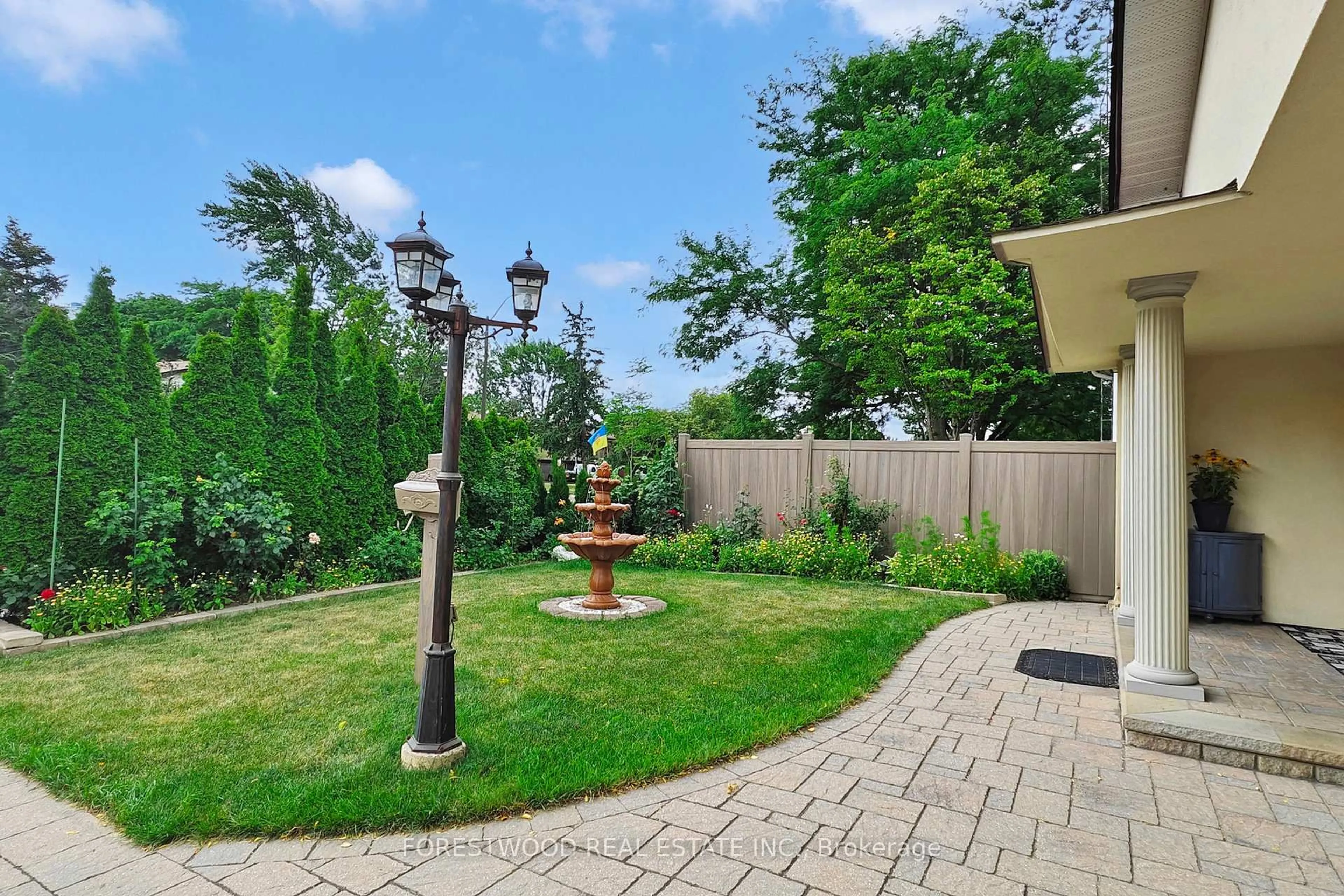 Patio, street for 571 Silver Creek Blvd, Mississauga Ontario L5A 2B6