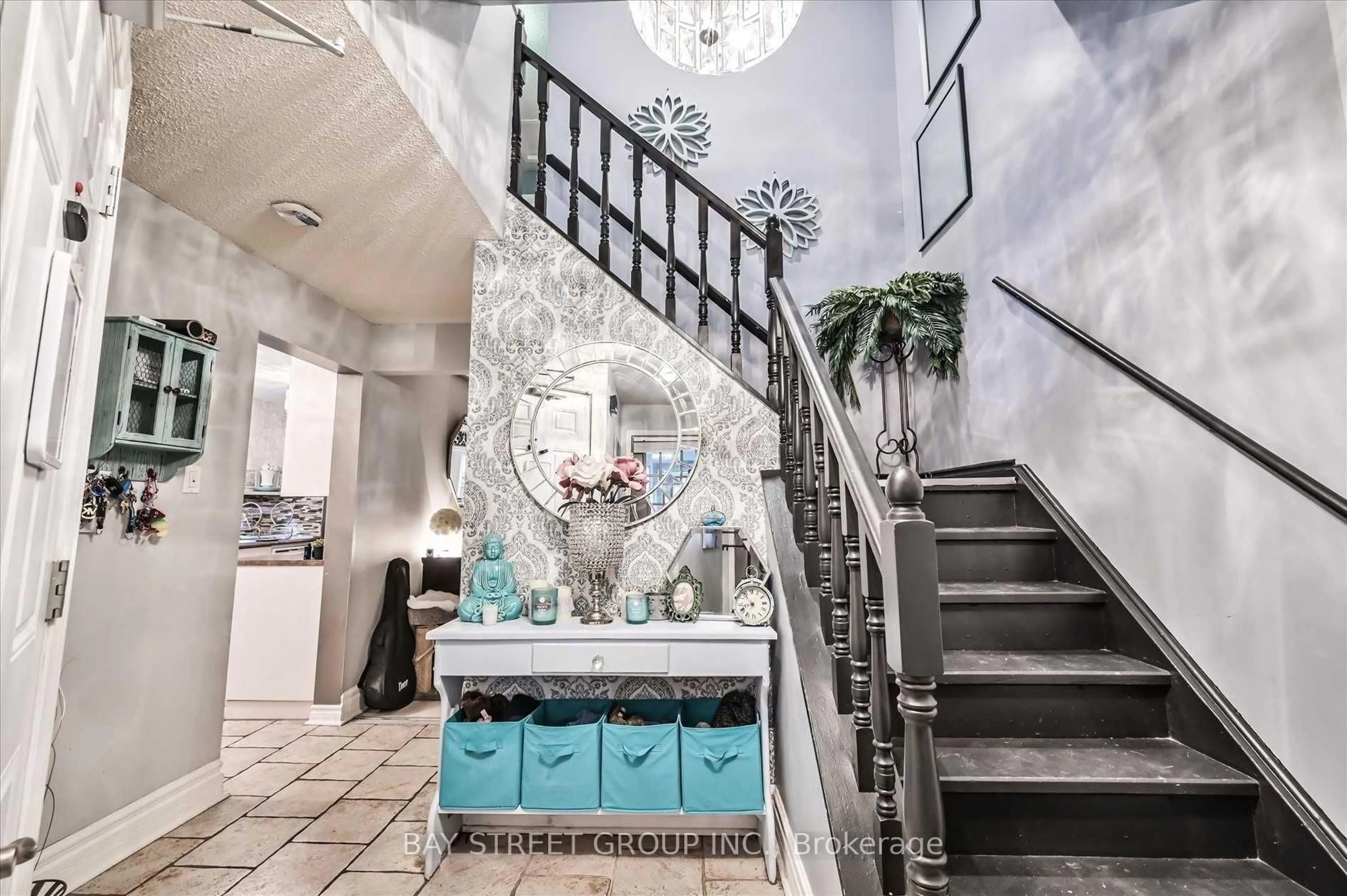 Indoor foyer for 39 Barrington Cres, Brampton Ontario L6Z 1N2