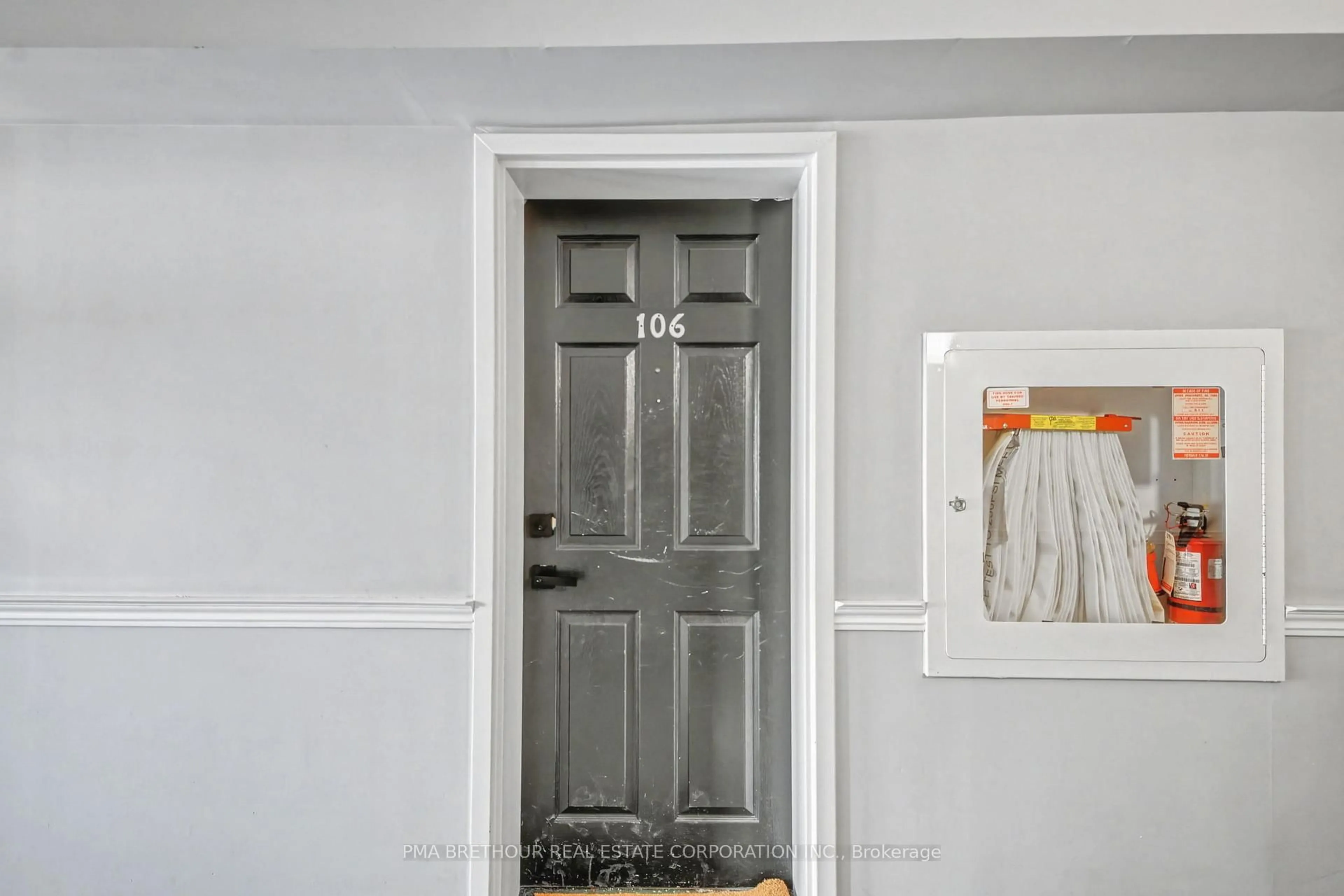 Indoor entryway for 4003 Kilmer Dr #106, Burlington Ontario L7M 4M1