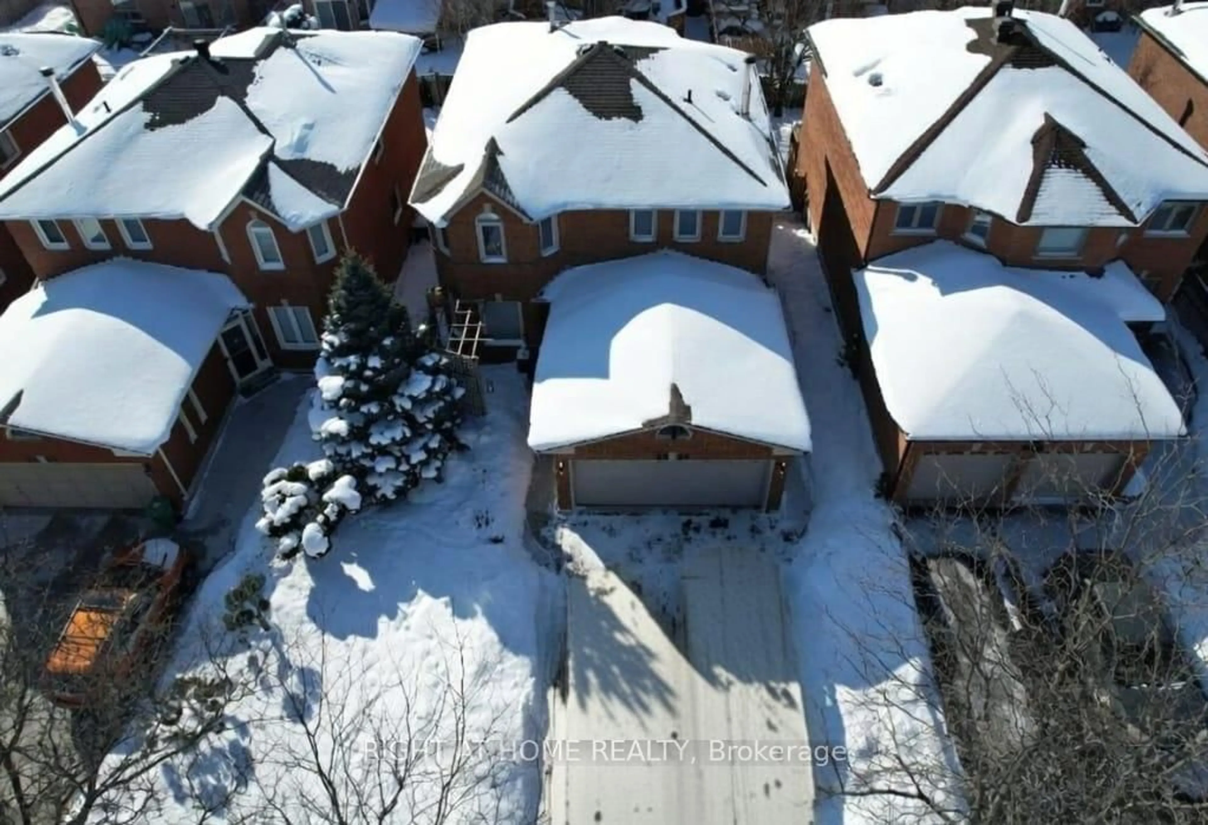 A pic from outside/outdoor area/front of a property/back of a property/a pic from drone, street for 3523 Pintail Circ, Mississauga Ontario L5N 6C8