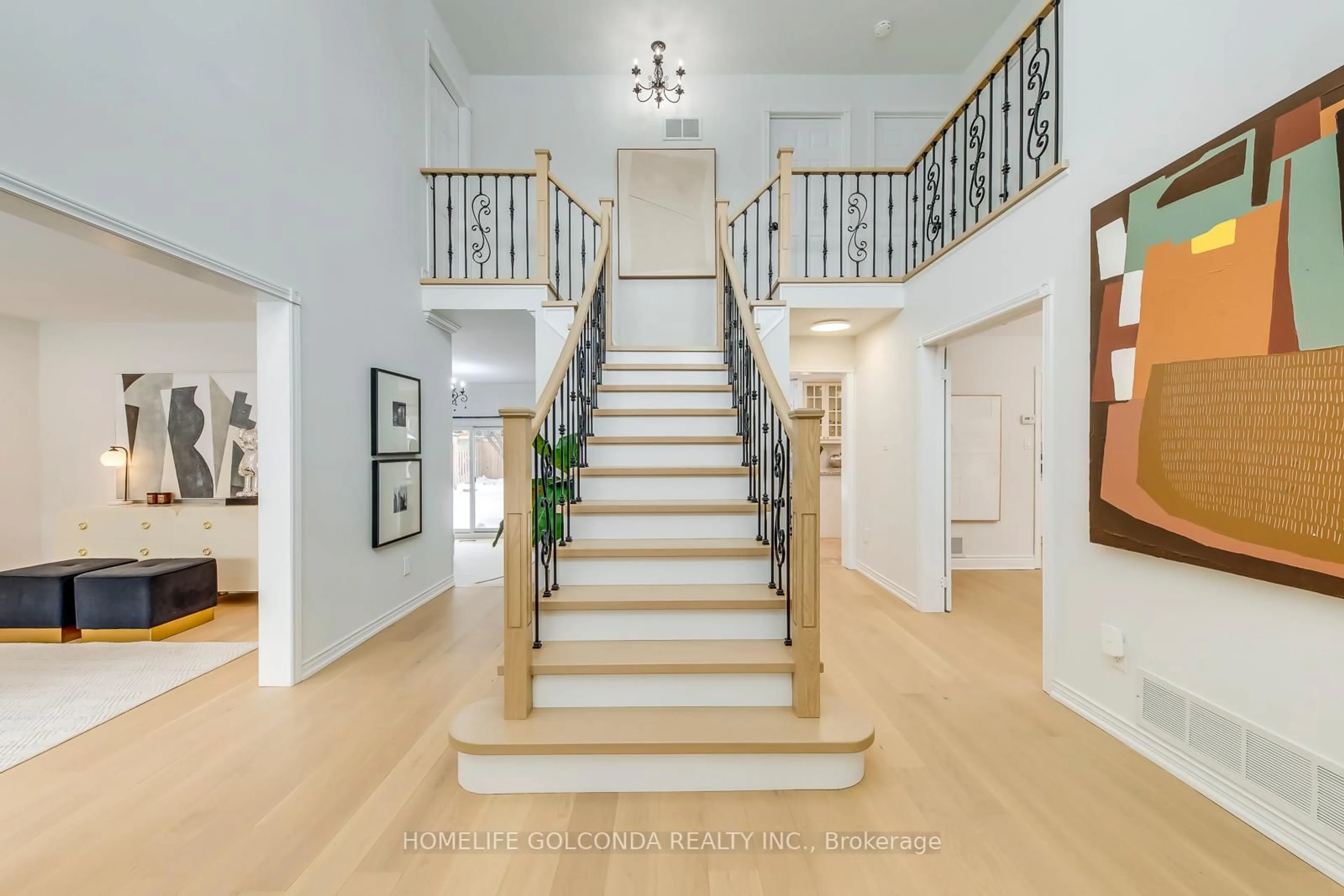 Indoor foyer for 2959 Kingsway Dr, Oakville Ontario L6J 6V1