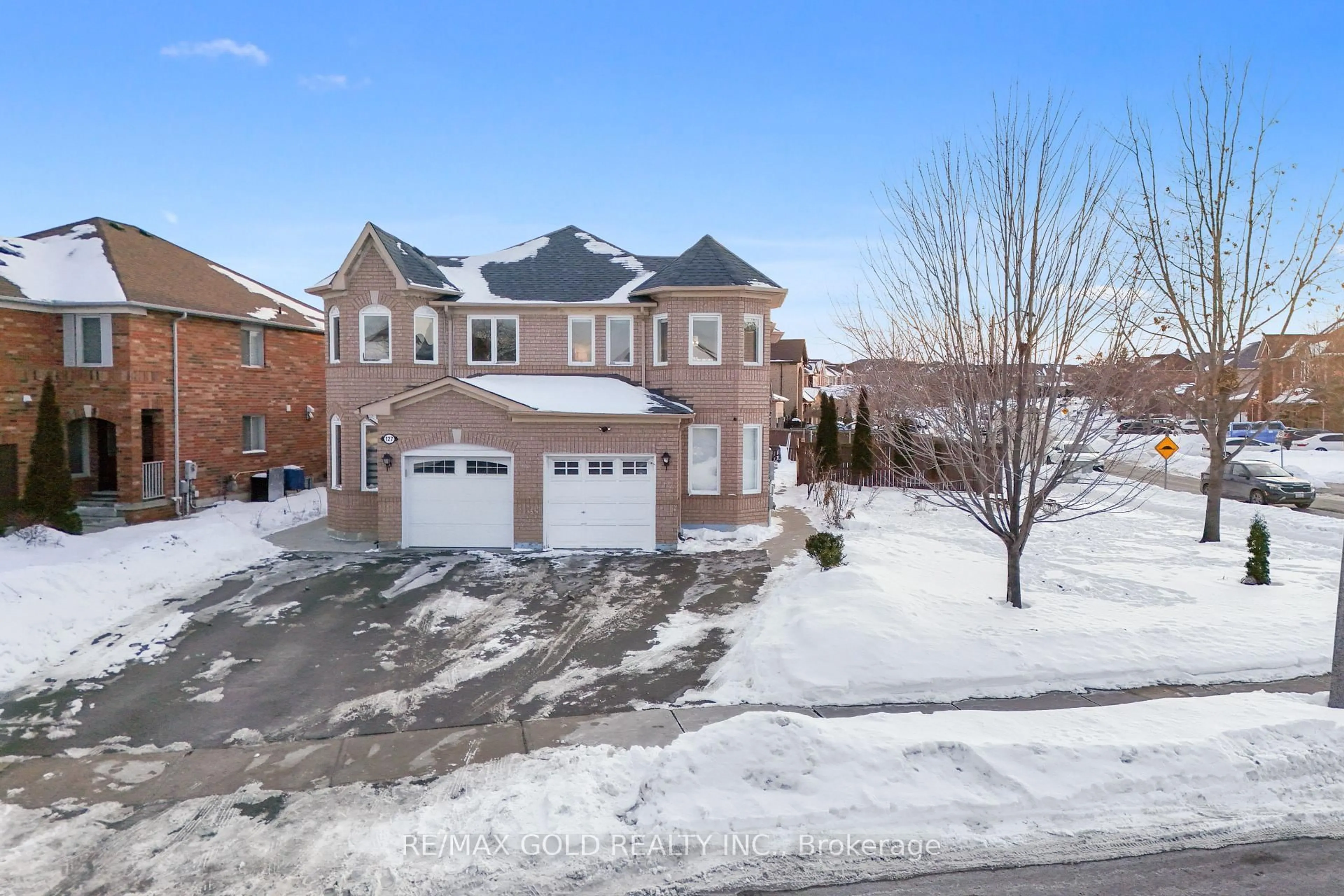 A pic from outside/outdoor area/front of a property/back of a property/a pic from drone, street for 184 Mountainberry Rd, Brampton Ontario L6R 2L2