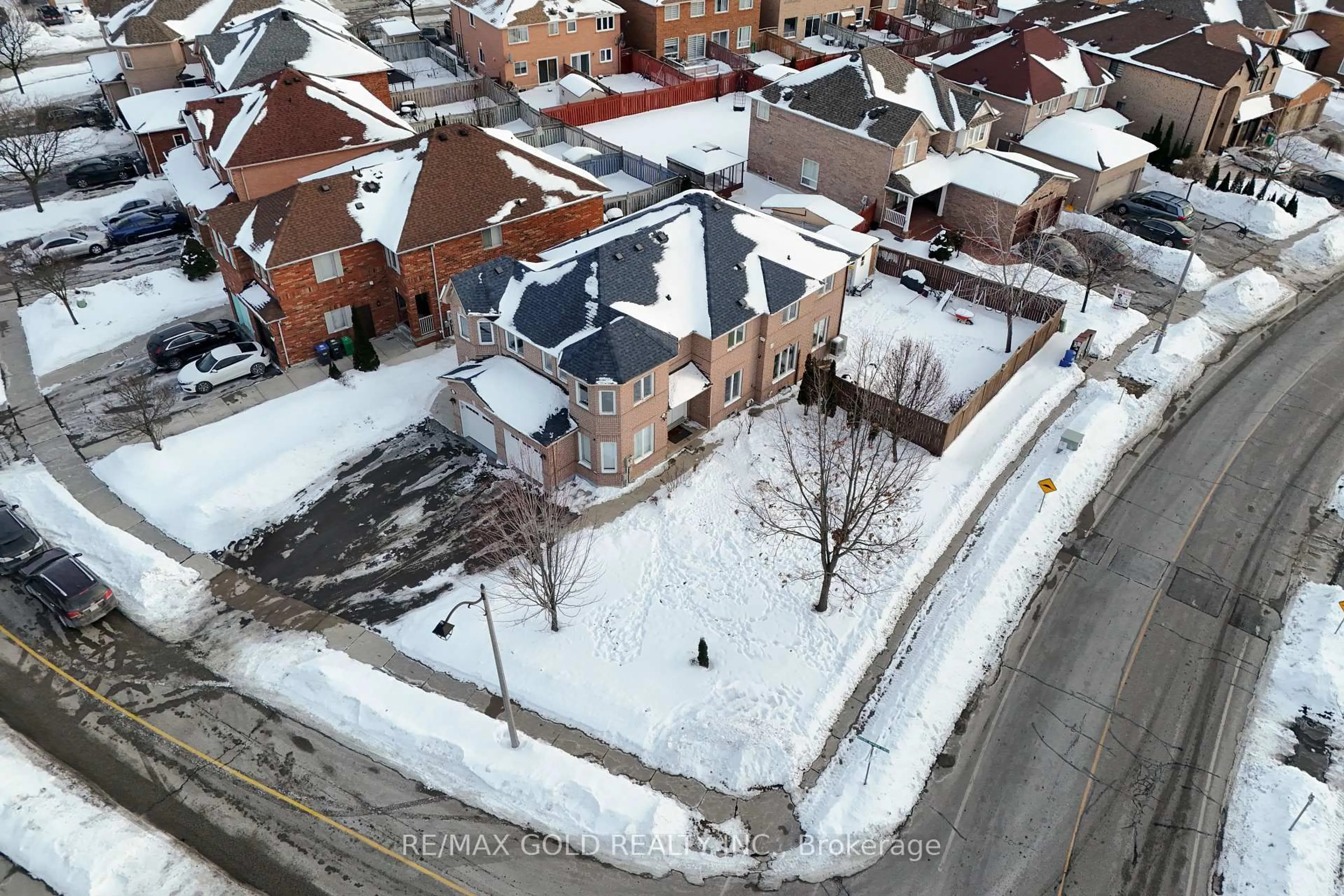 A pic from outside/outdoor area/front of a property/back of a property/a pic from drone, street for 184 Mountainberry Rd, Brampton Ontario L6R 2L2