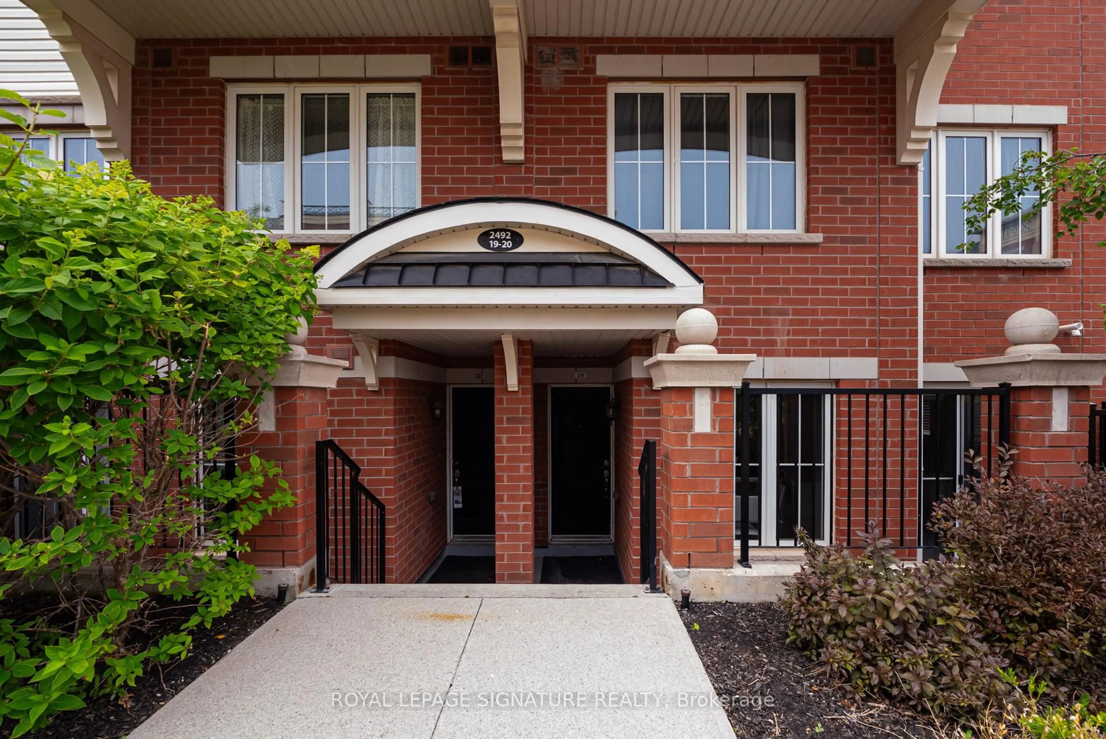 Home with brick exterior material, building for 2492 Post Rd #19, Oakville Ontario L6H 0G6