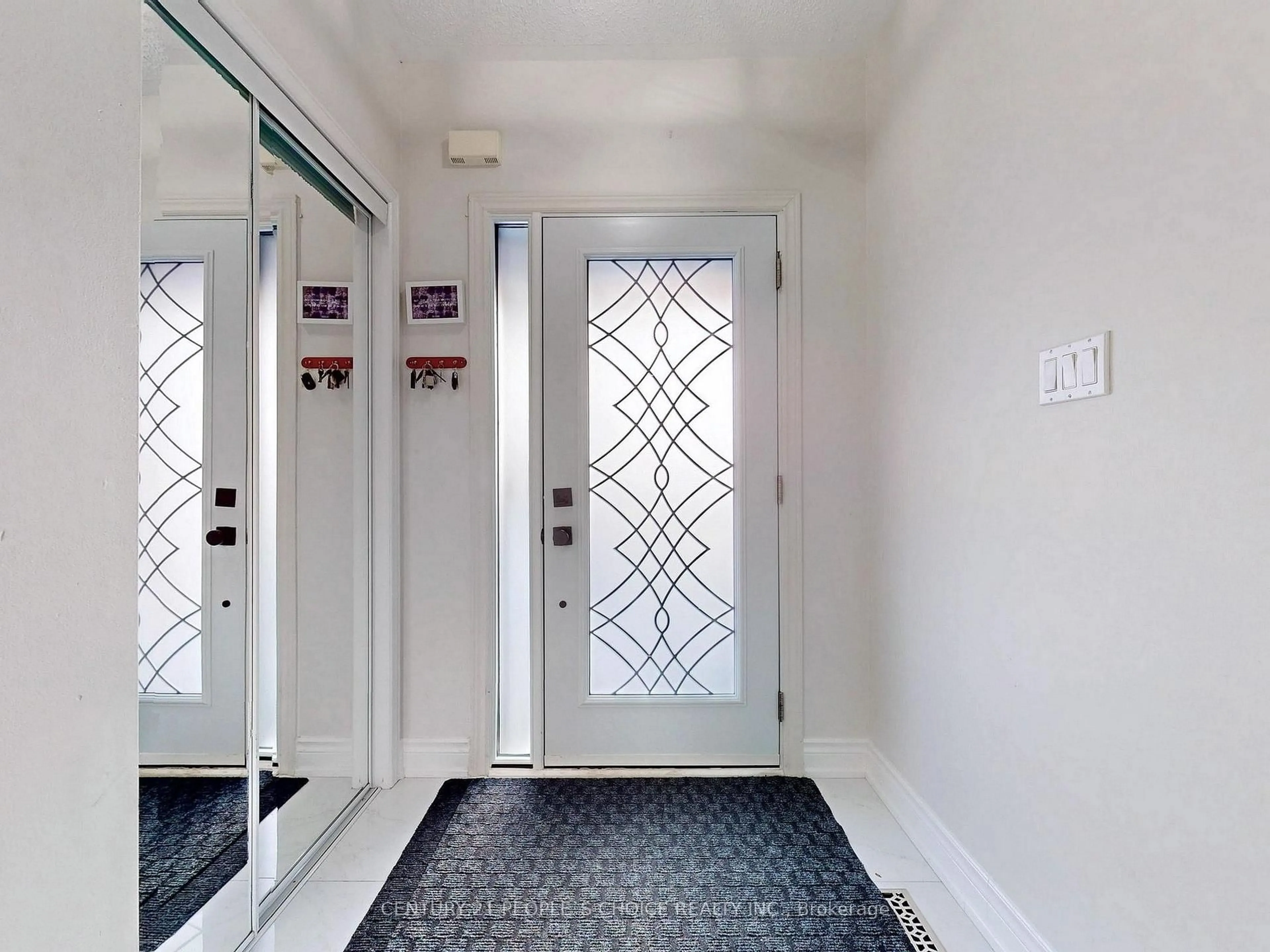 Indoor entryway for 6607 Skipper Way, Mississauga Ontario L5W 1P8