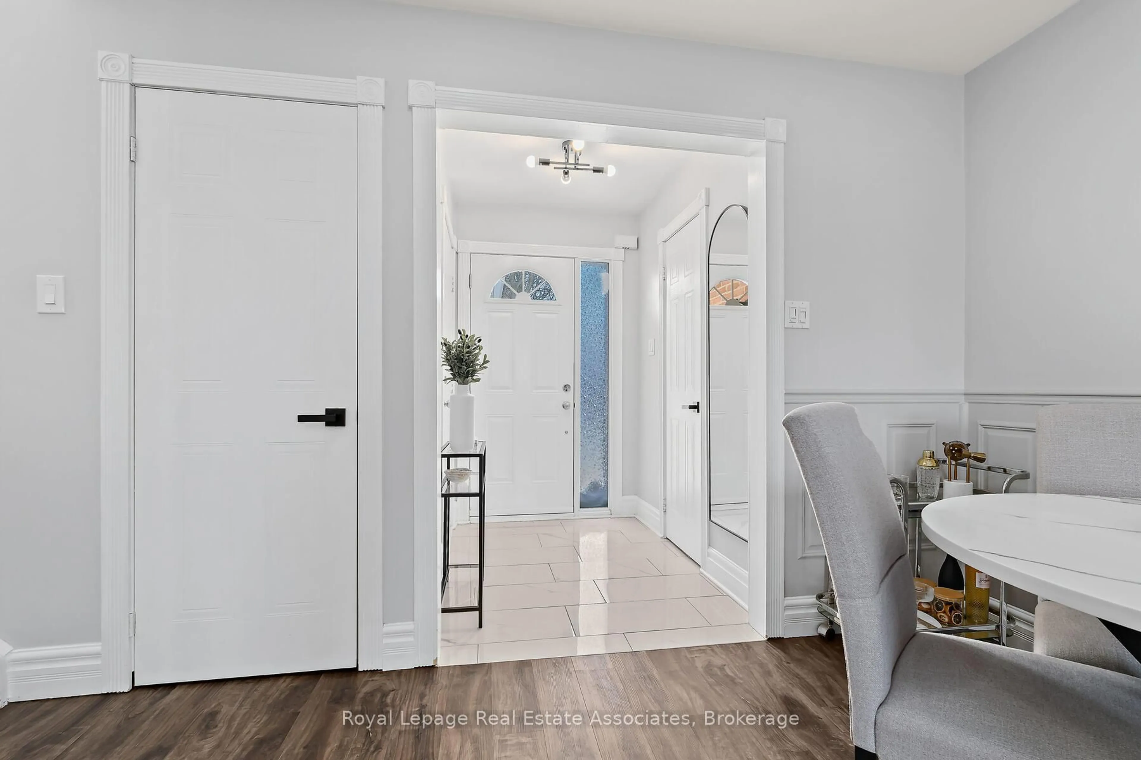Indoor entryway for 19 Stewart Maclaren Rd, Halton Hills Ontario L7G 5L8