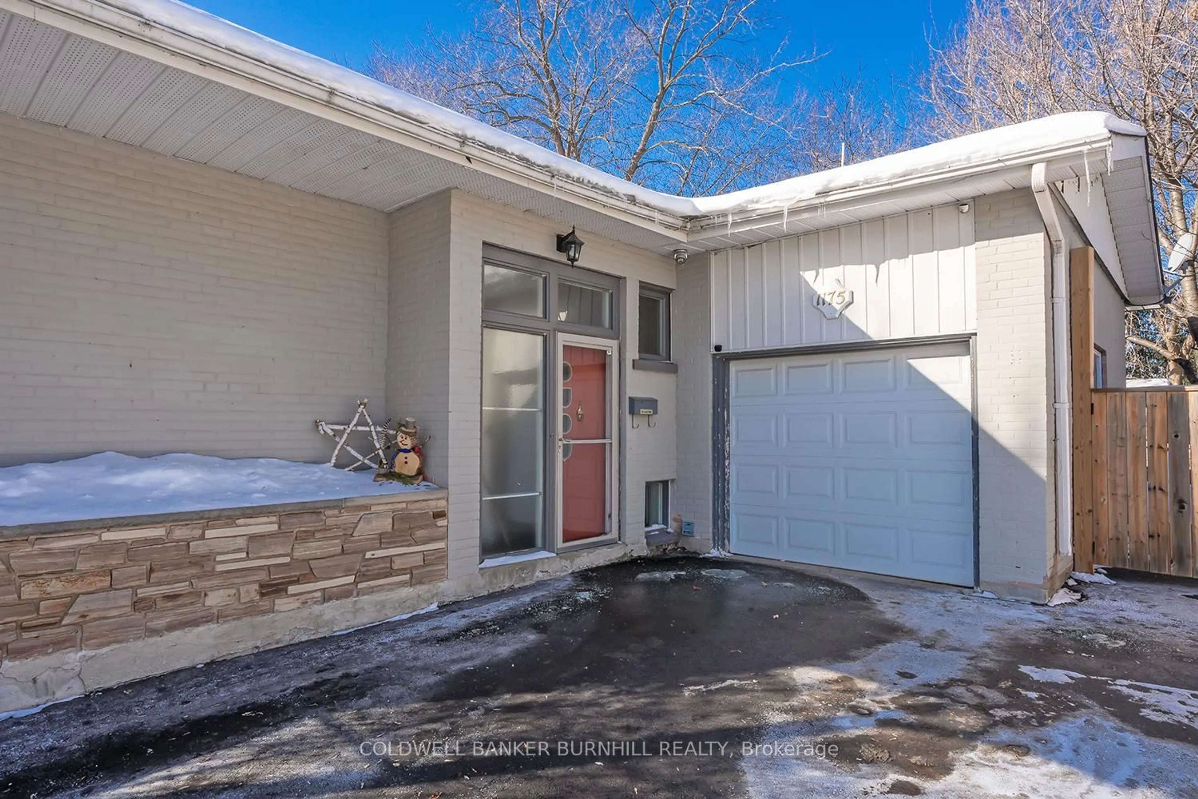 Indoor entryway for 1175 PINEGROVE Rd, Oakville Ontario L6L 2W3