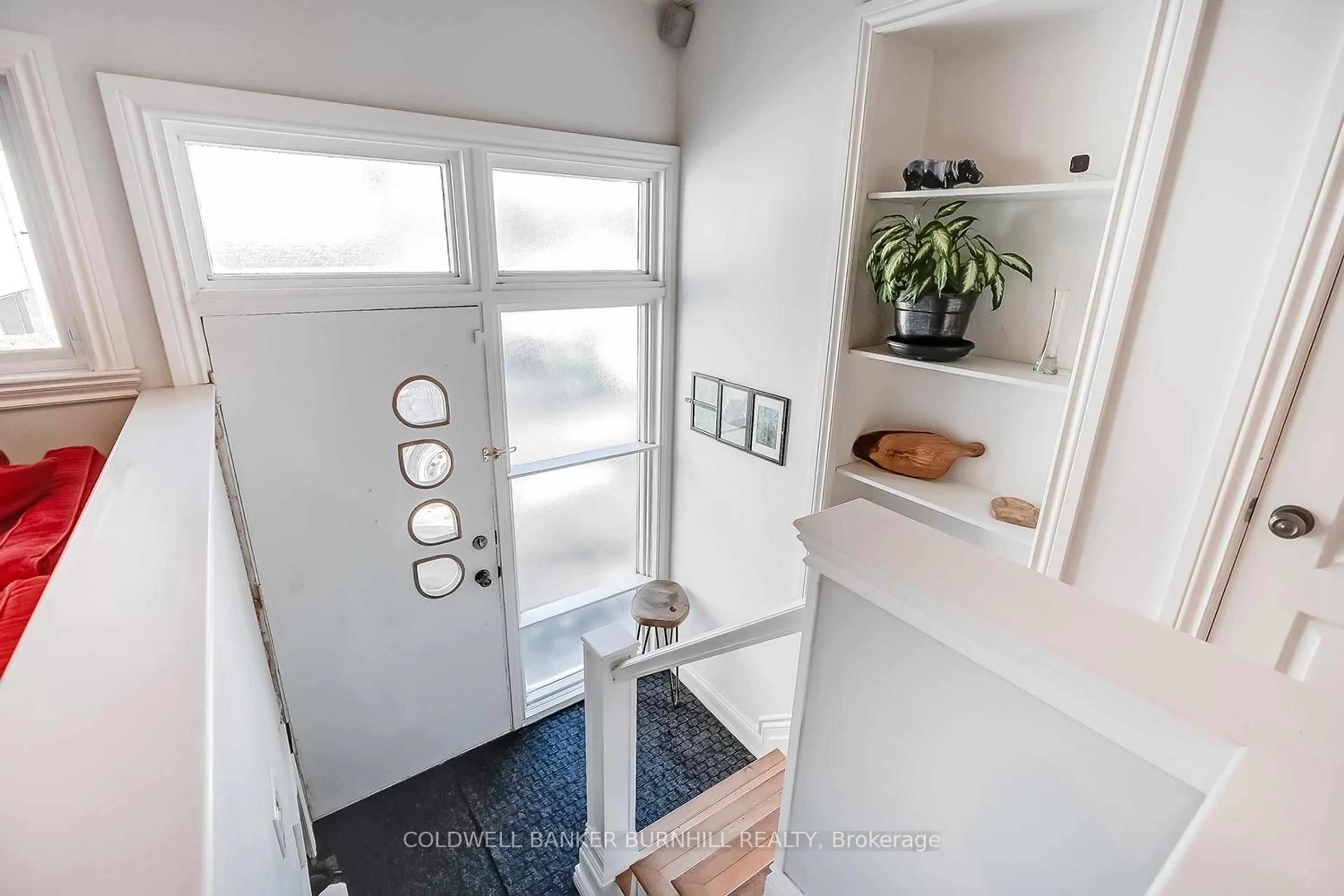 Indoor entryway for 1175 PINEGROVE Rd, Oakville Ontario L6L 2W3