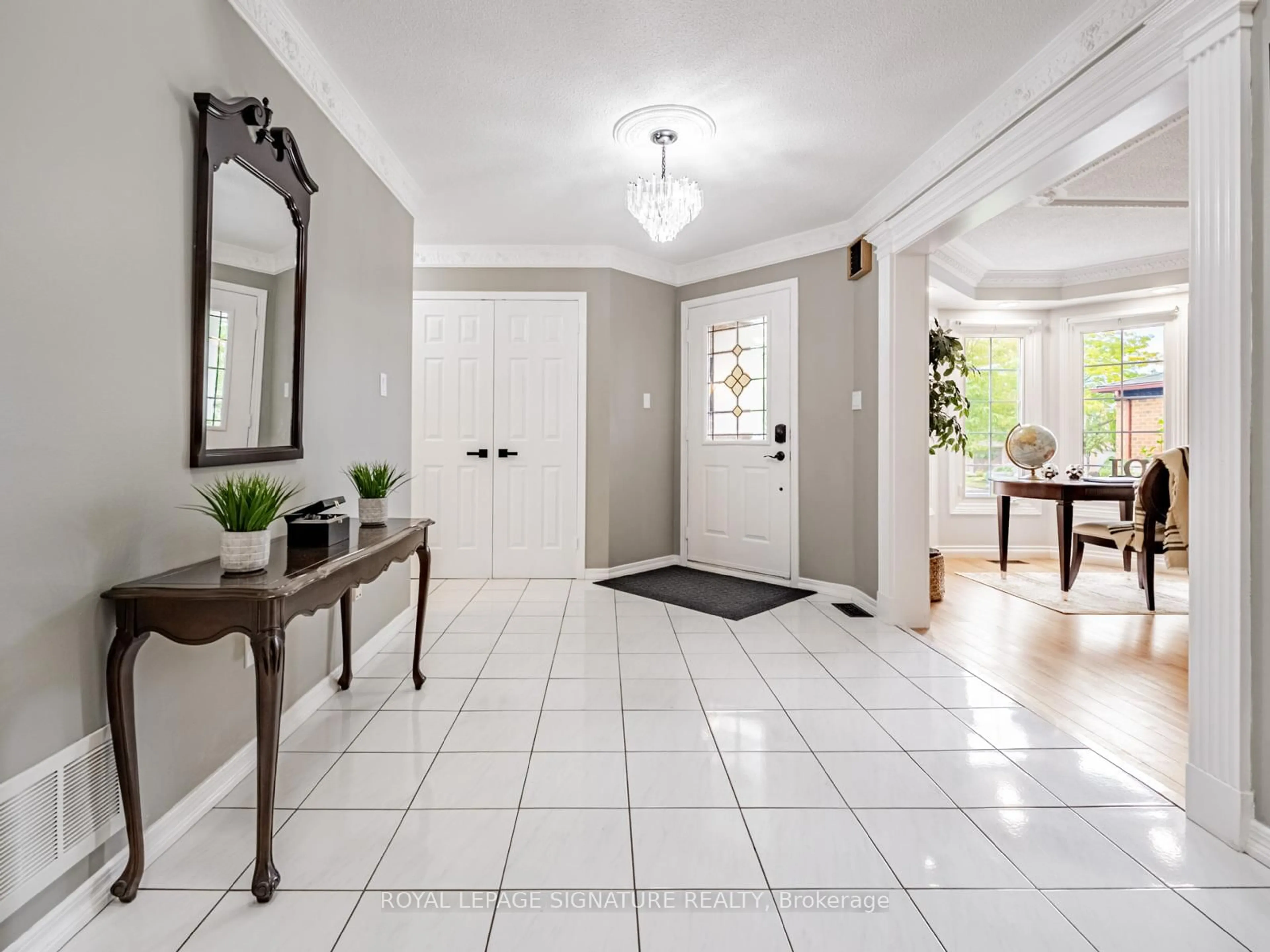 Indoor entryway for 5245 Champlain Tr, Mississauga Ontario L5R 2Z2